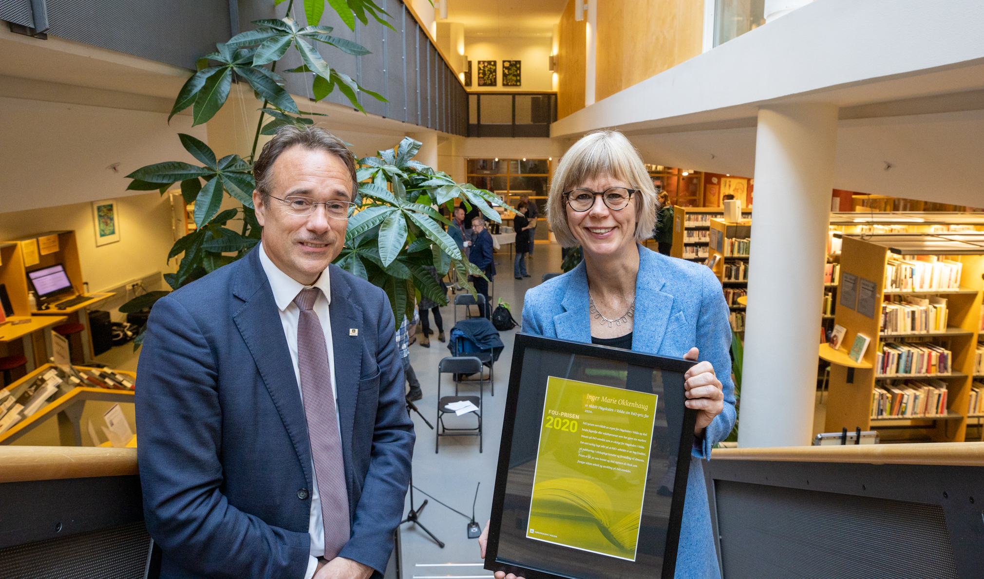 FoU-prisvinner Inger Marie Okkenhaug og rektor Johann Roppen