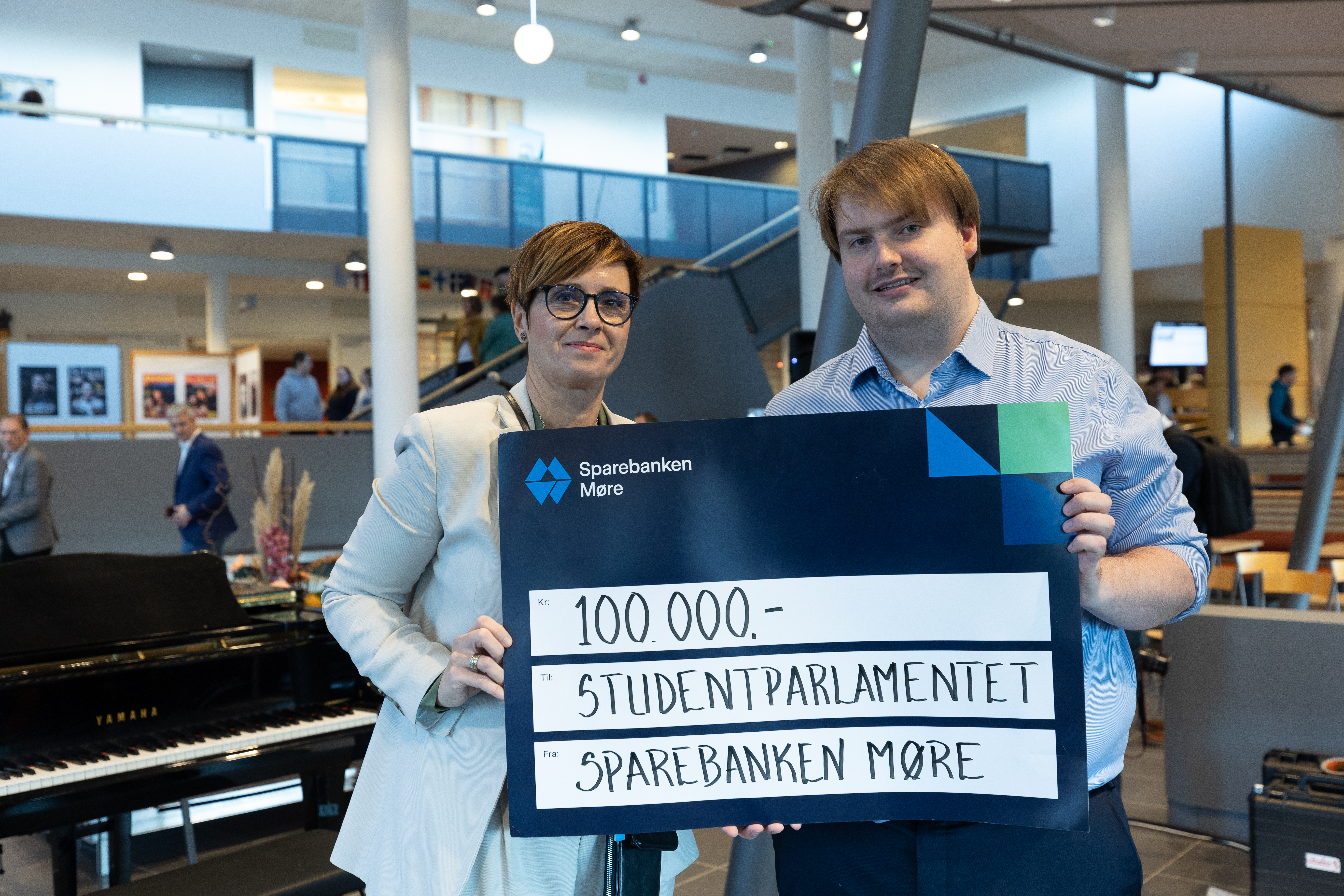 Banksjef Hege Karete Hamre ved Sparebanken M&oslash;re, avd. Volda og Studentparlamentsleiar Trond-Fredrik Hoddevik