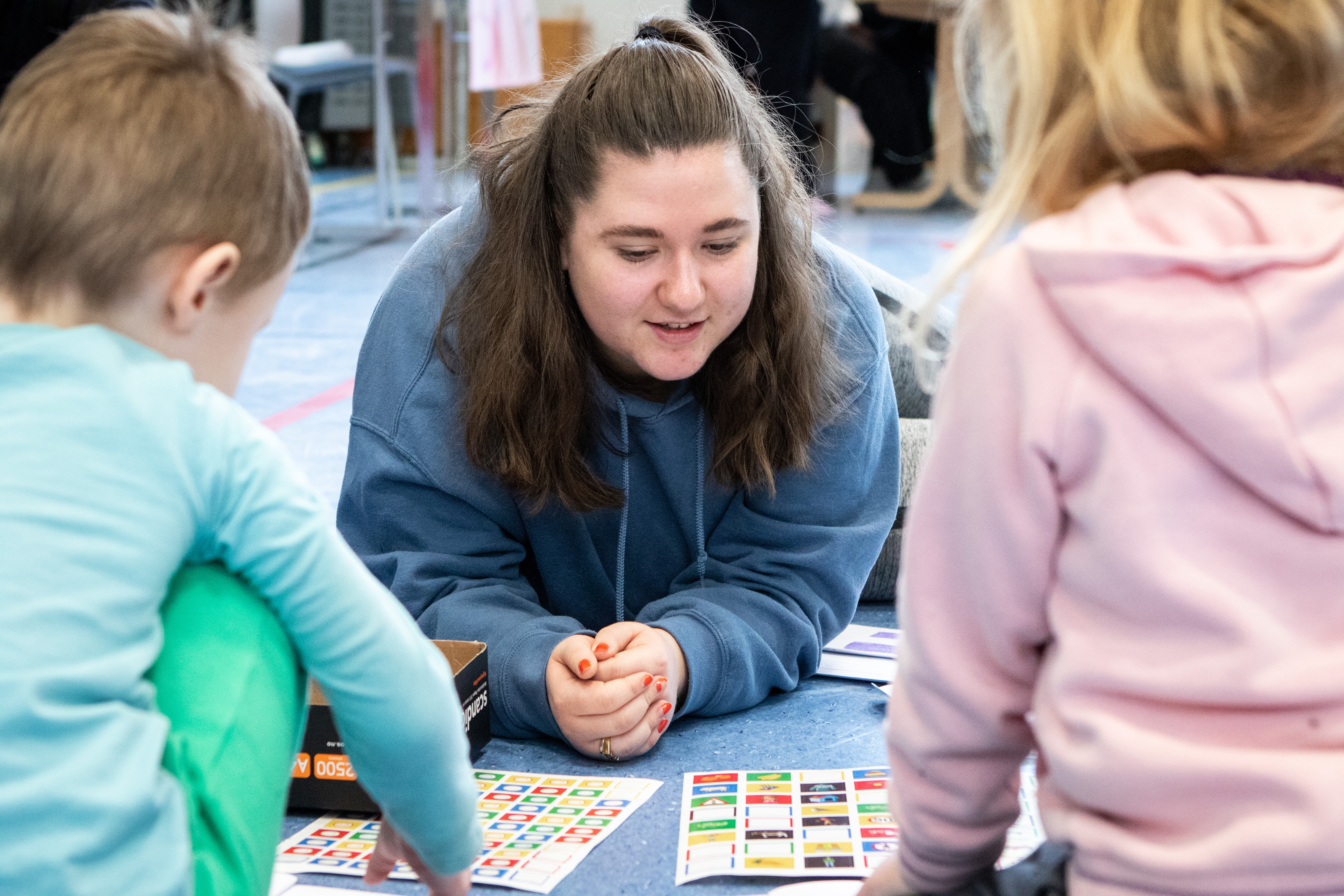 Barnehagel&aelig;rarstudentane har bokstavleikar med barnehagebarn