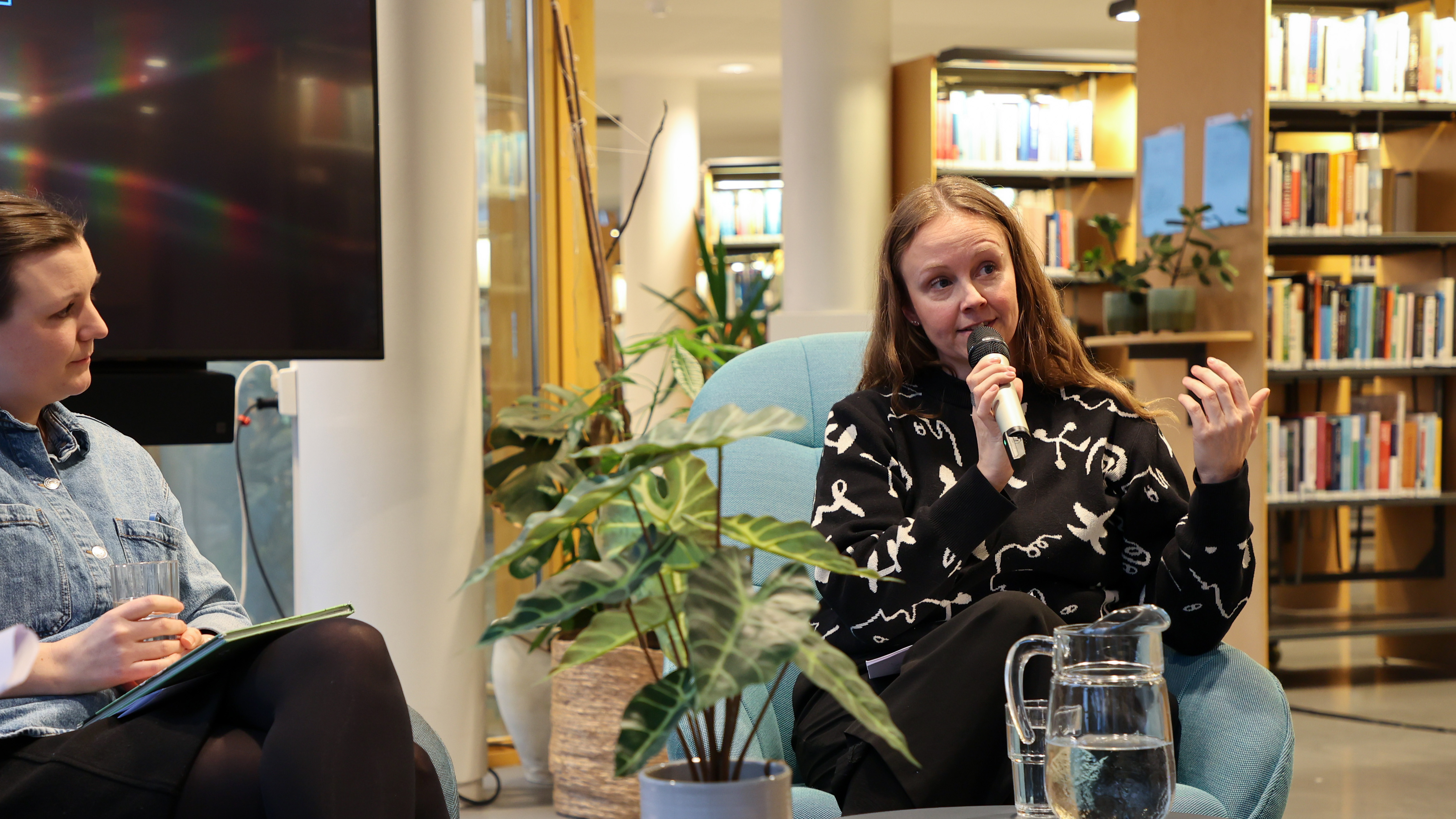 Hildegunn Hovde (t.h.) fortalde om forskinga si p&aring; song i barnehagen.