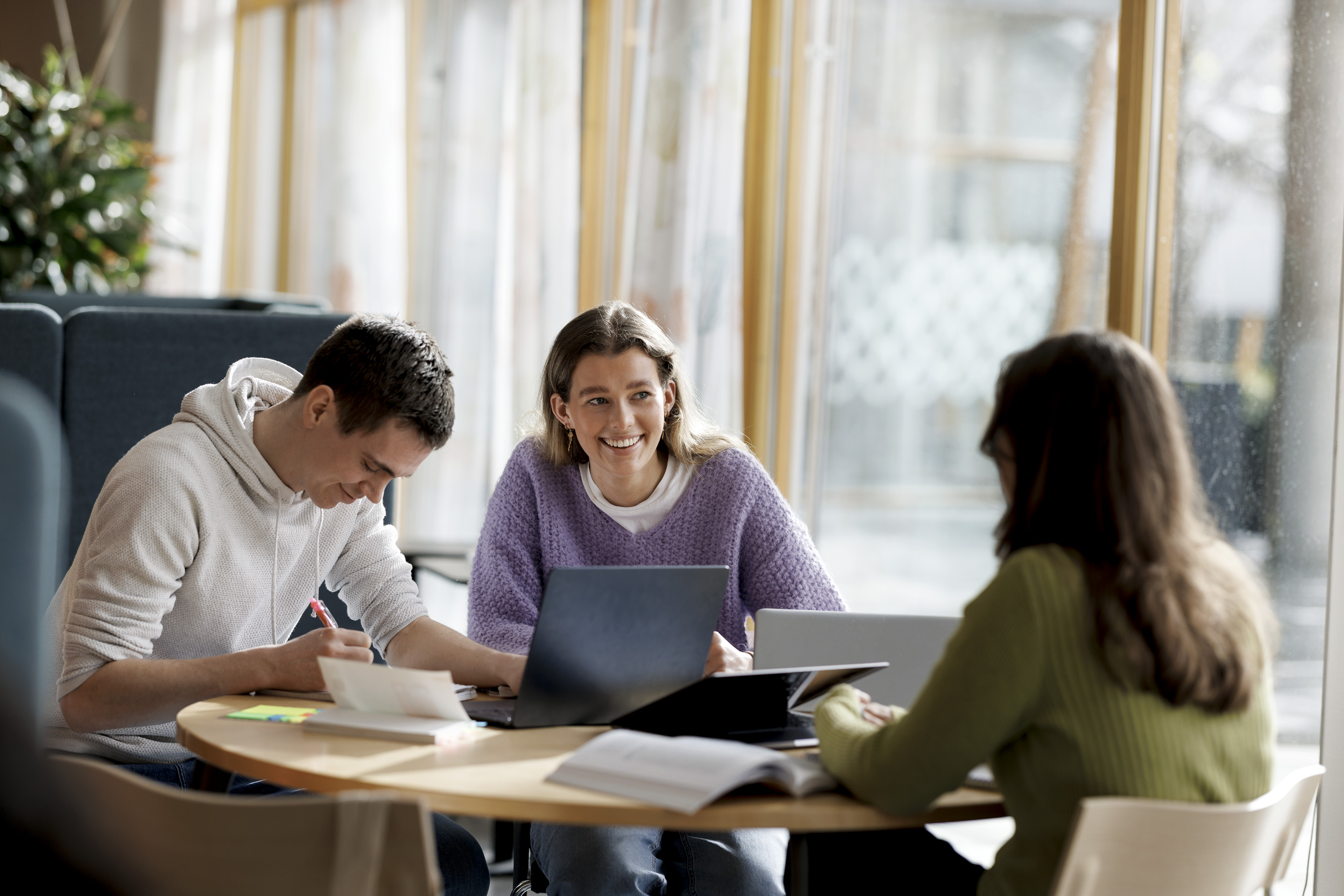 Studiesituasjon med 3 personer