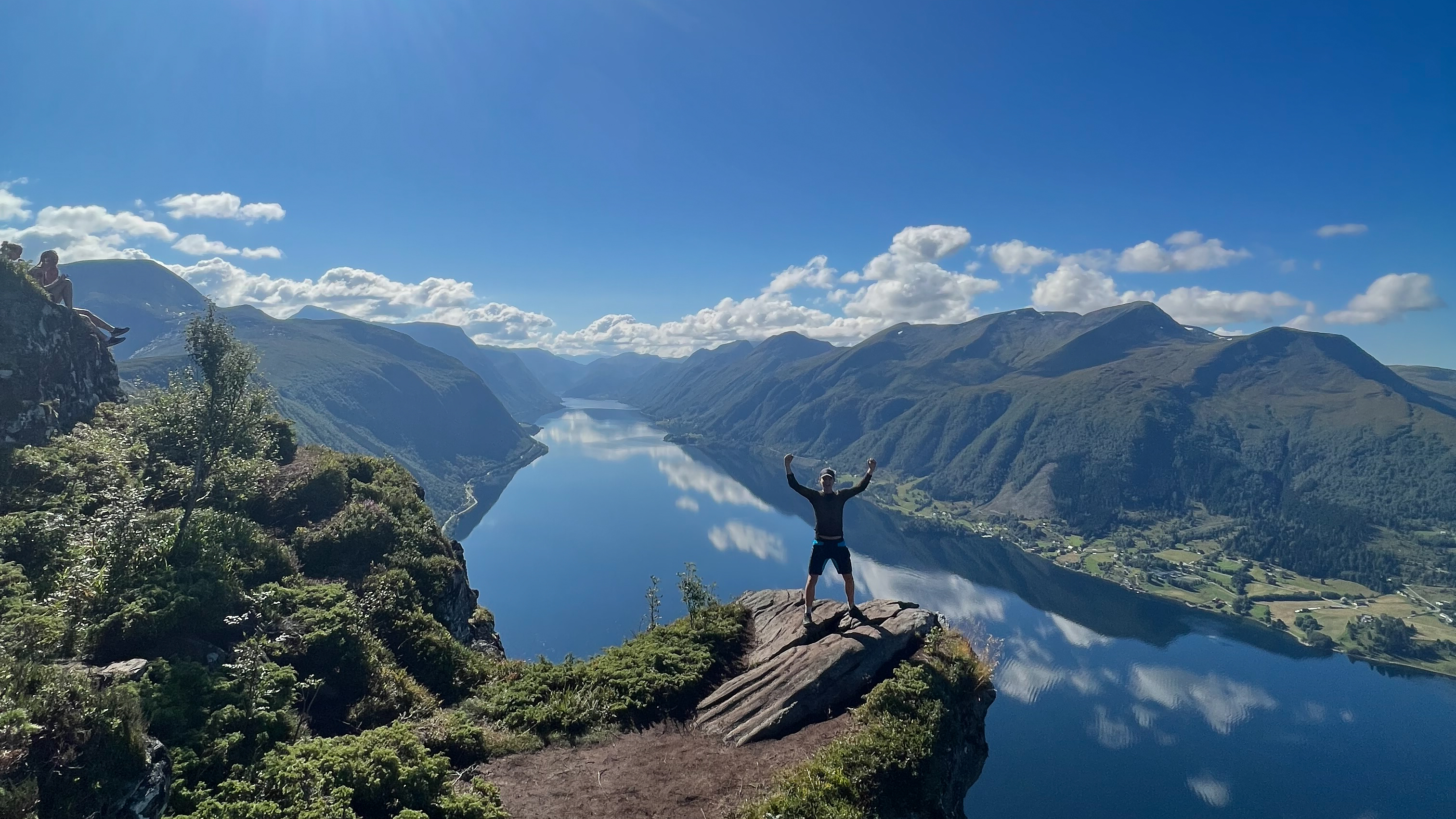 Mann p&aring; utkikkspunktet Galten, med Dalsfjorden i bakgrunnen