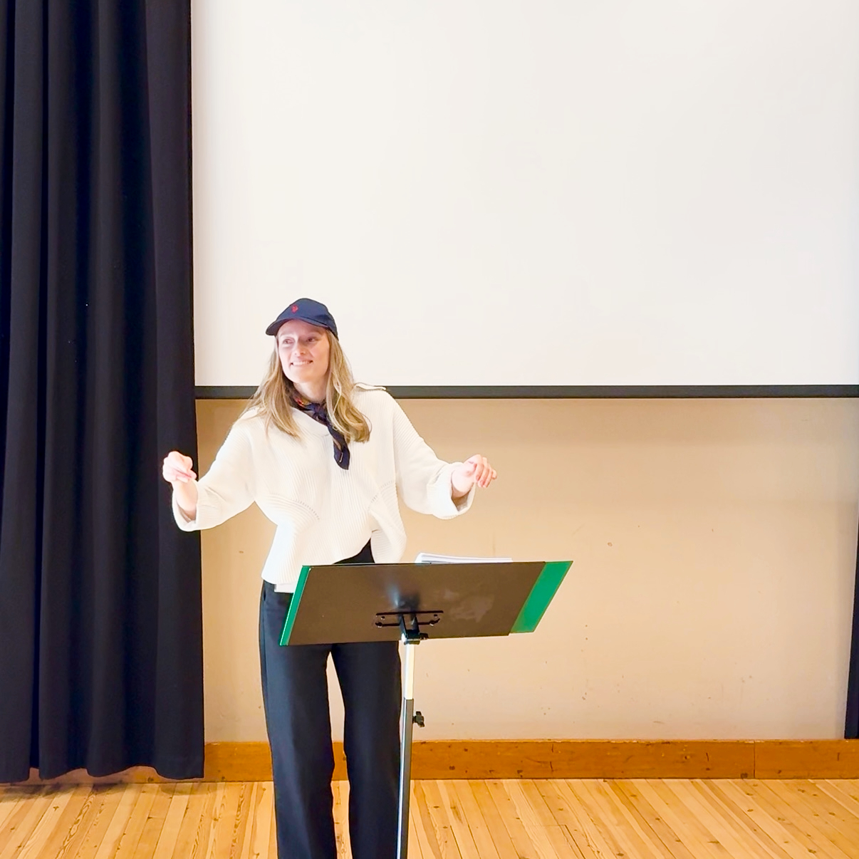 Dame som st&aring;r p&aring; golvet og held hendene opp.