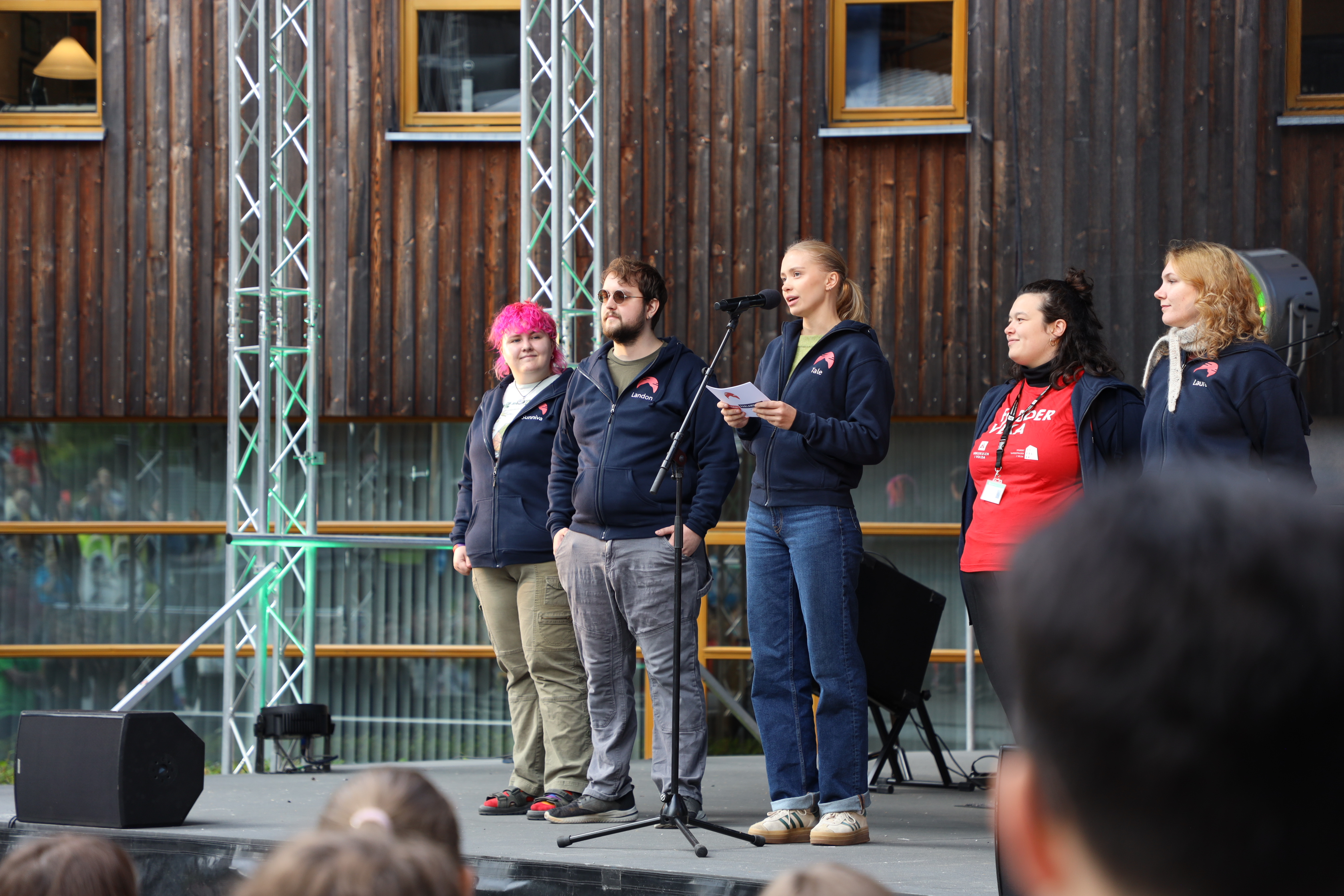 Tale R&oslash;rvik Lejon talar under studiestart 2025.