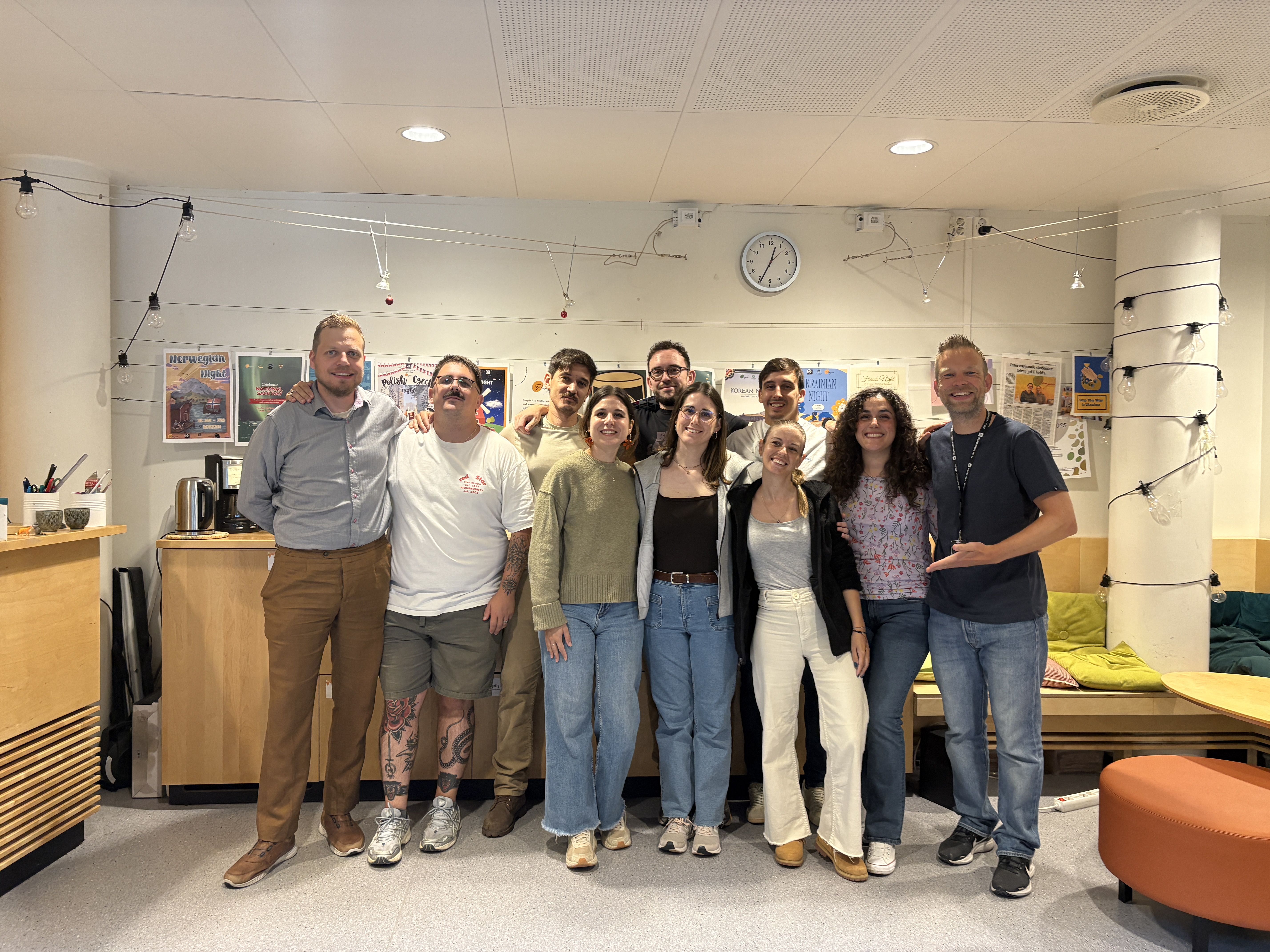 God stemning under gjensynet med Pangaia, den internasjonale m&oslash;teplassen p&aring; h&oslash;gskulen (f.v.): Trym, Antonio, Alberto, Niels, Adrian, Carmen, X&egrave;nia, Natalie, Paloma og Arne Humberset fr&aring; Internasjonalt kontor ved HVO.