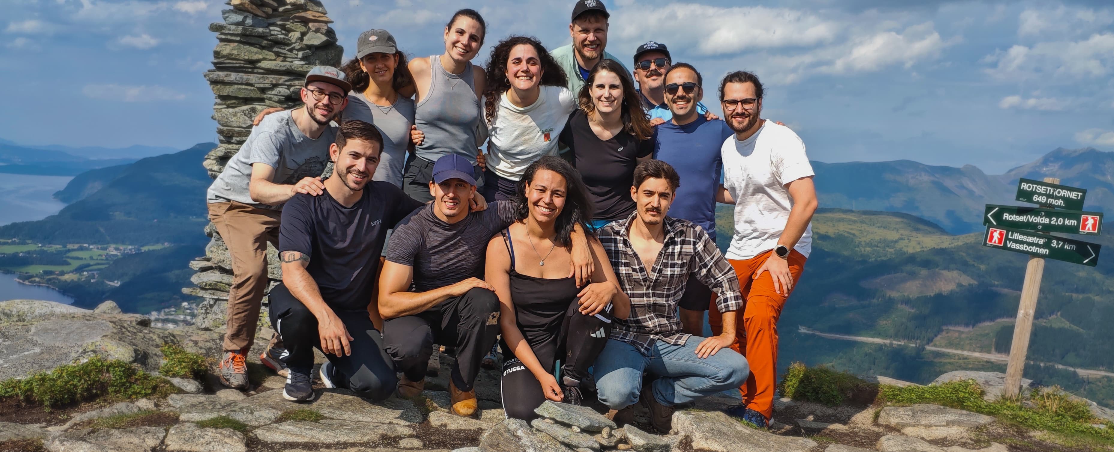 Tidlegare utvekslingsstudentar samla p&aring; Rotsethornet.