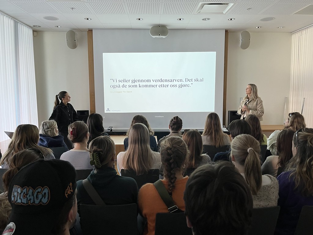 Volda-studenter p&aring; bes&oslash;k hos Havila