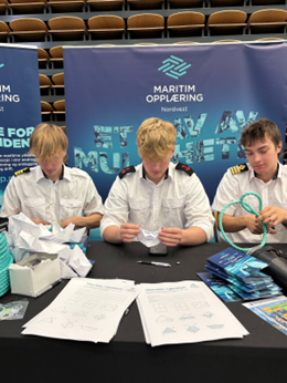 Tre ungdommar på stand