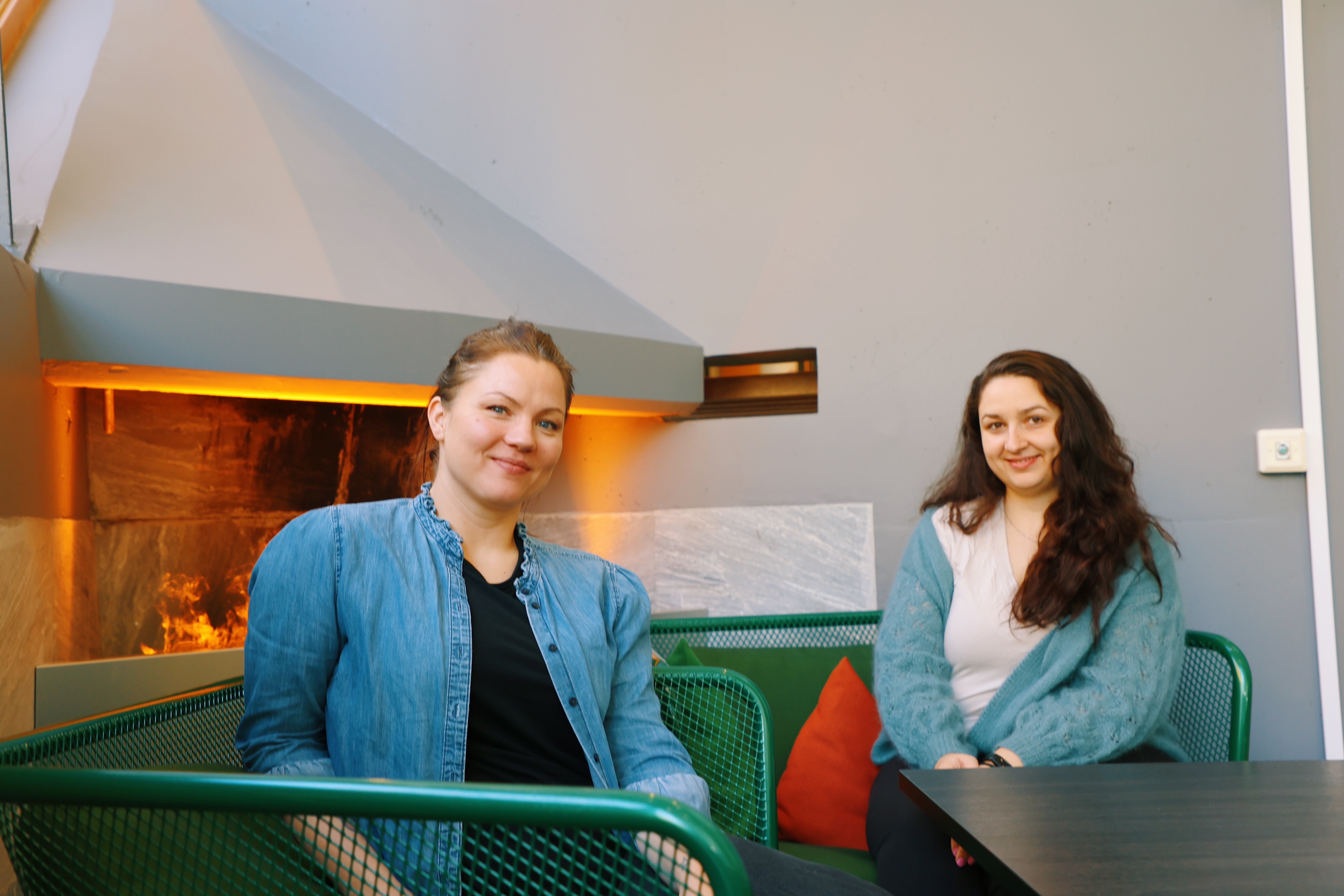 Kristine Voldnes Langdal (t.v.) og Stine Kiperberg fra Furene ledet studentene i praktiske &oslash;velser.