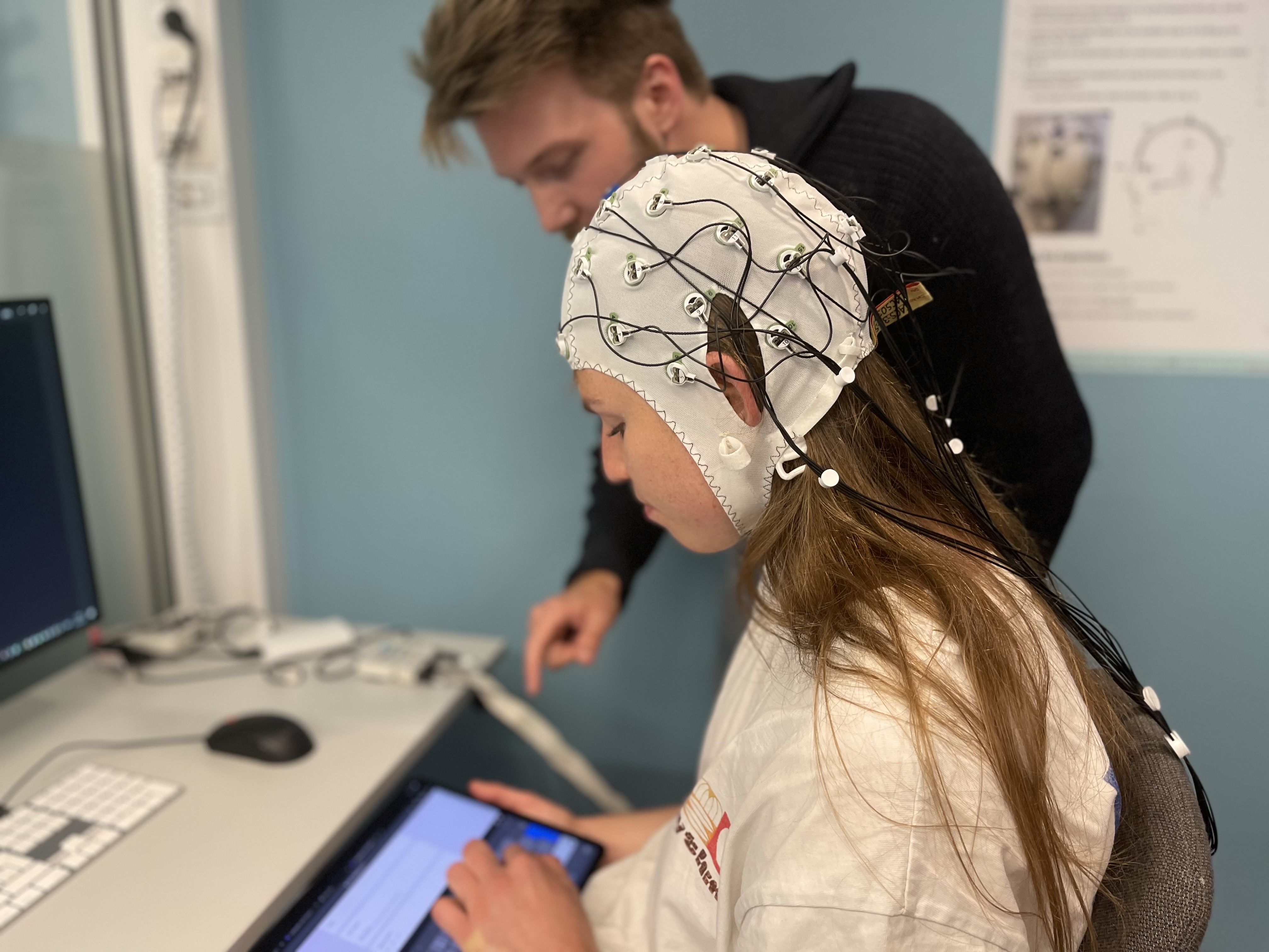 Jade Sandstedt med EEG-eksperiment.