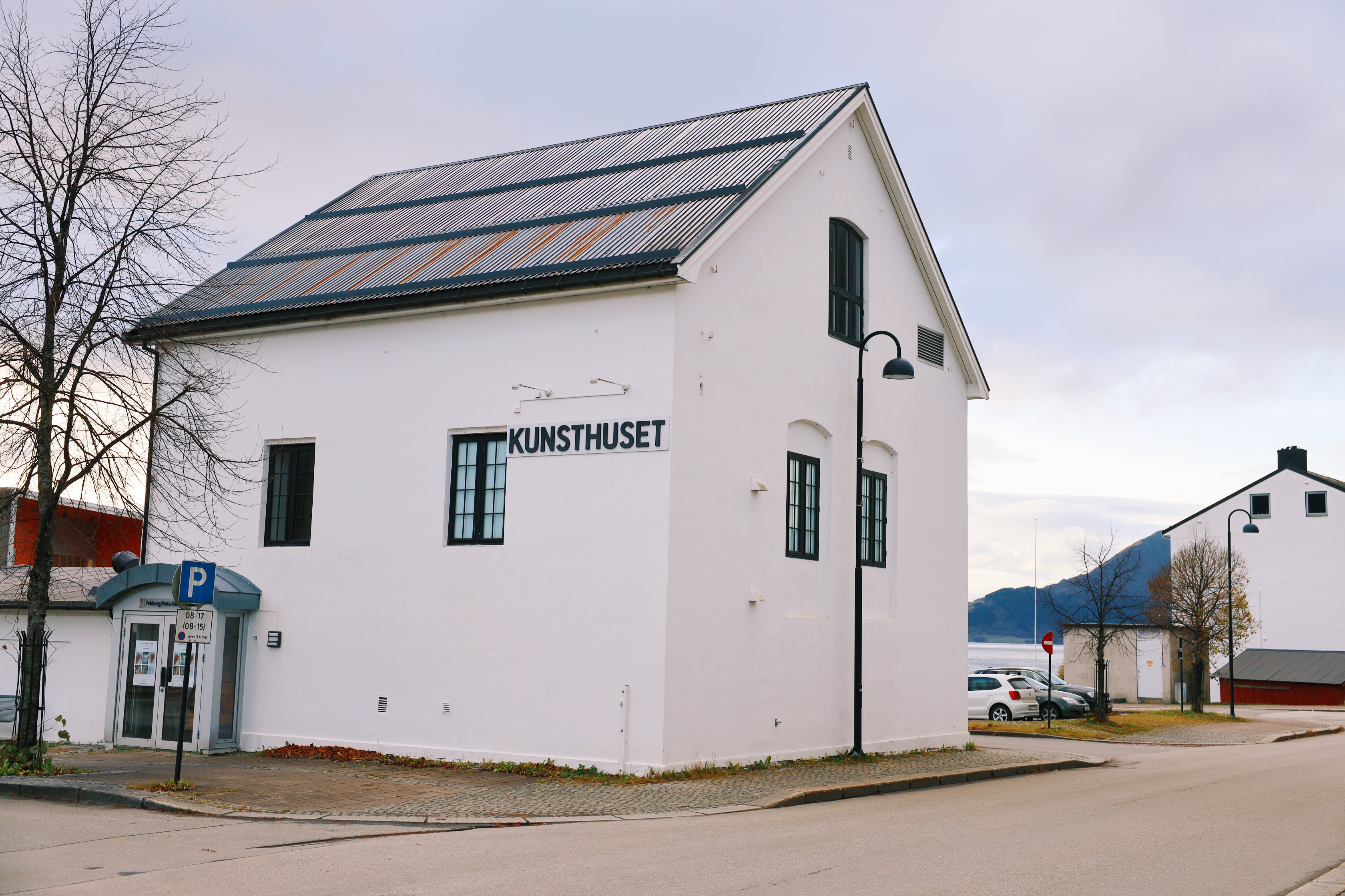 Kunstutstilling ved ansatte ved H&oslash;gskulen i Volda