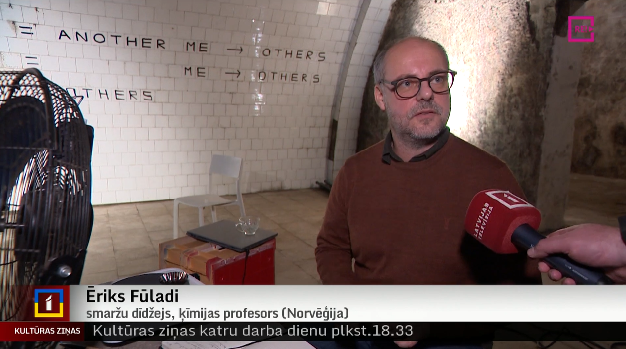 Erik Fooladi p&aring; latvisk fjernsyn.
