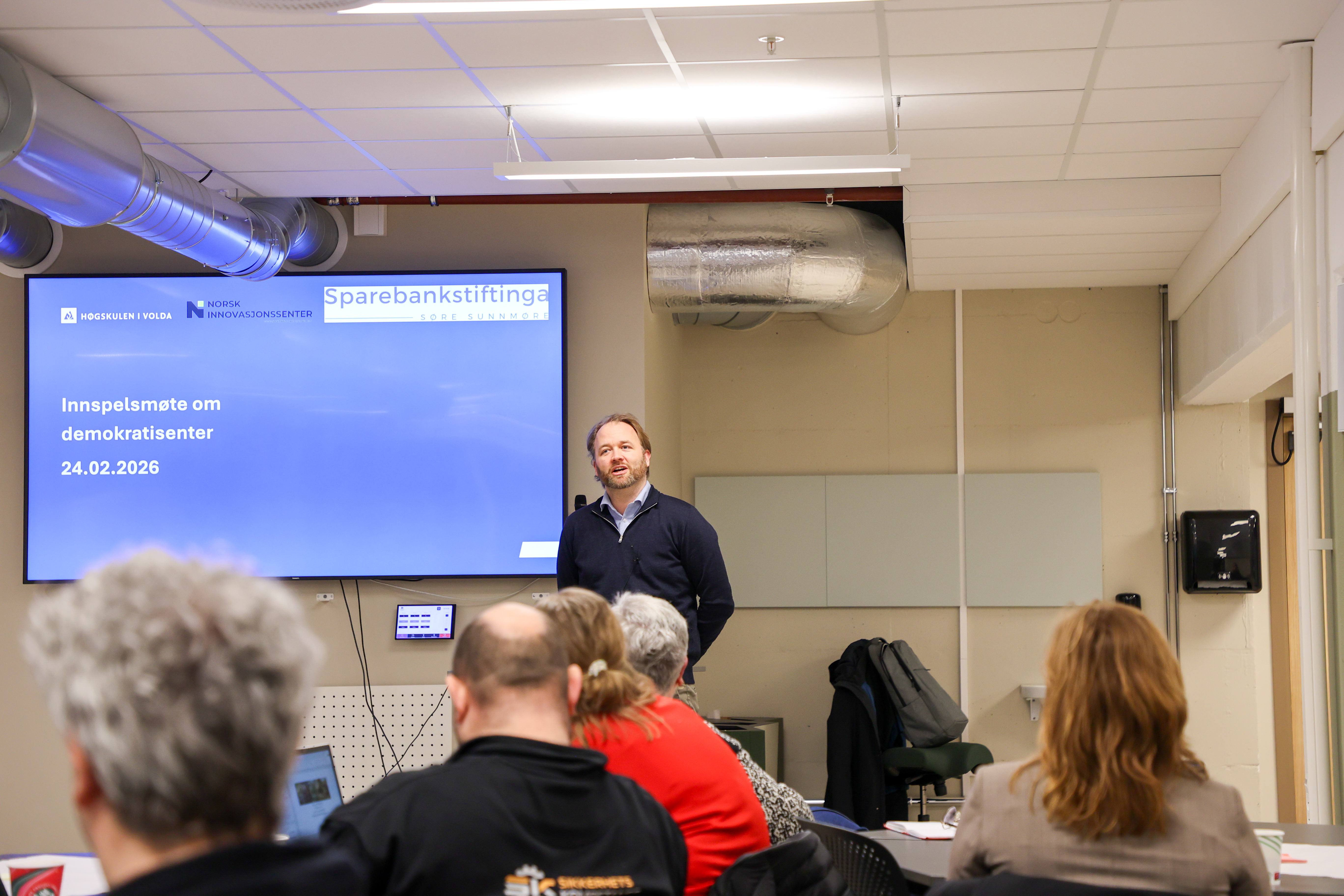 Professor Bjarte Folkestad opnar m&oslash;tet.