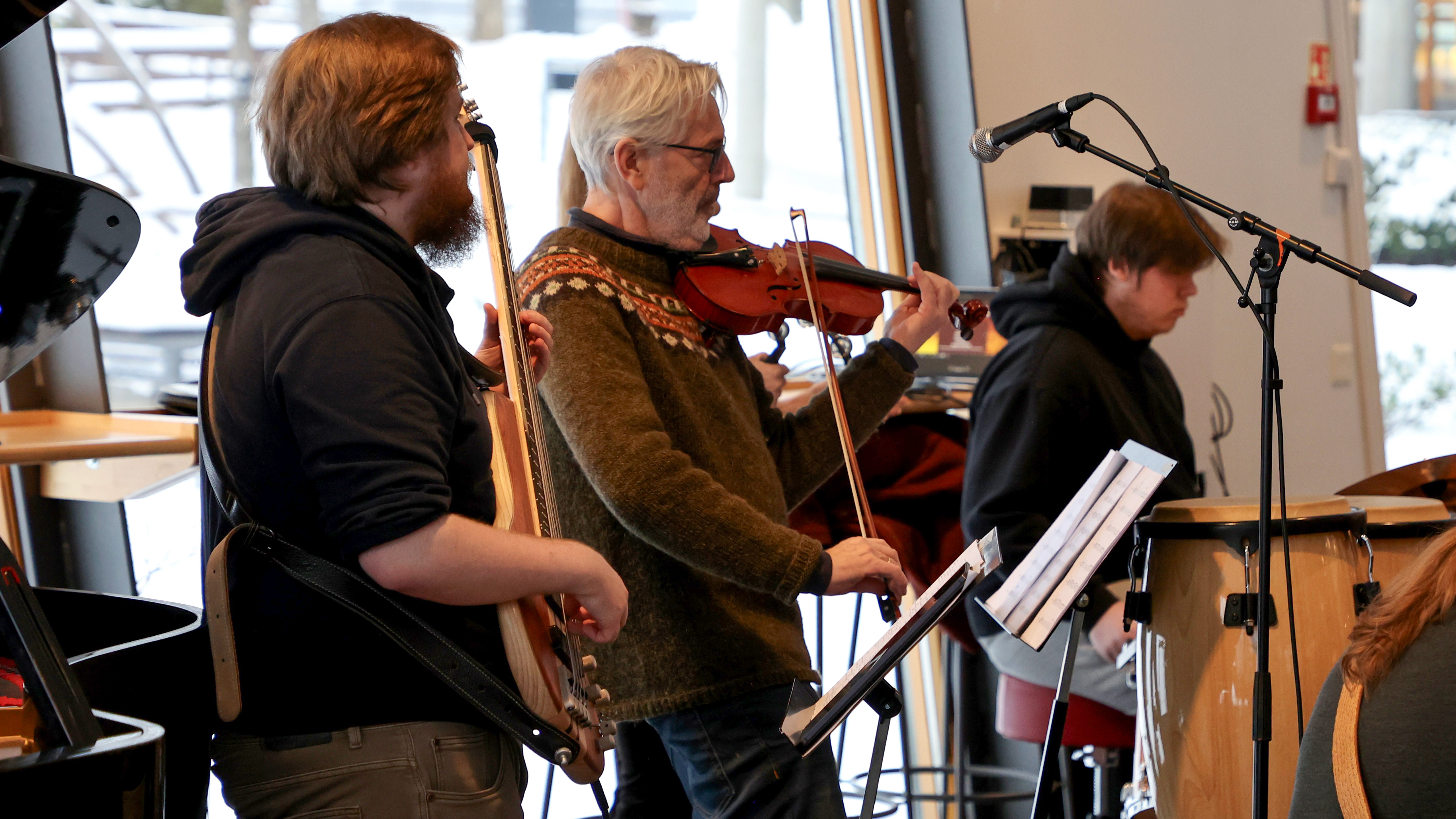 Studentar og tilsette under konsert i kantina fr&aring; Institutt for musikk.