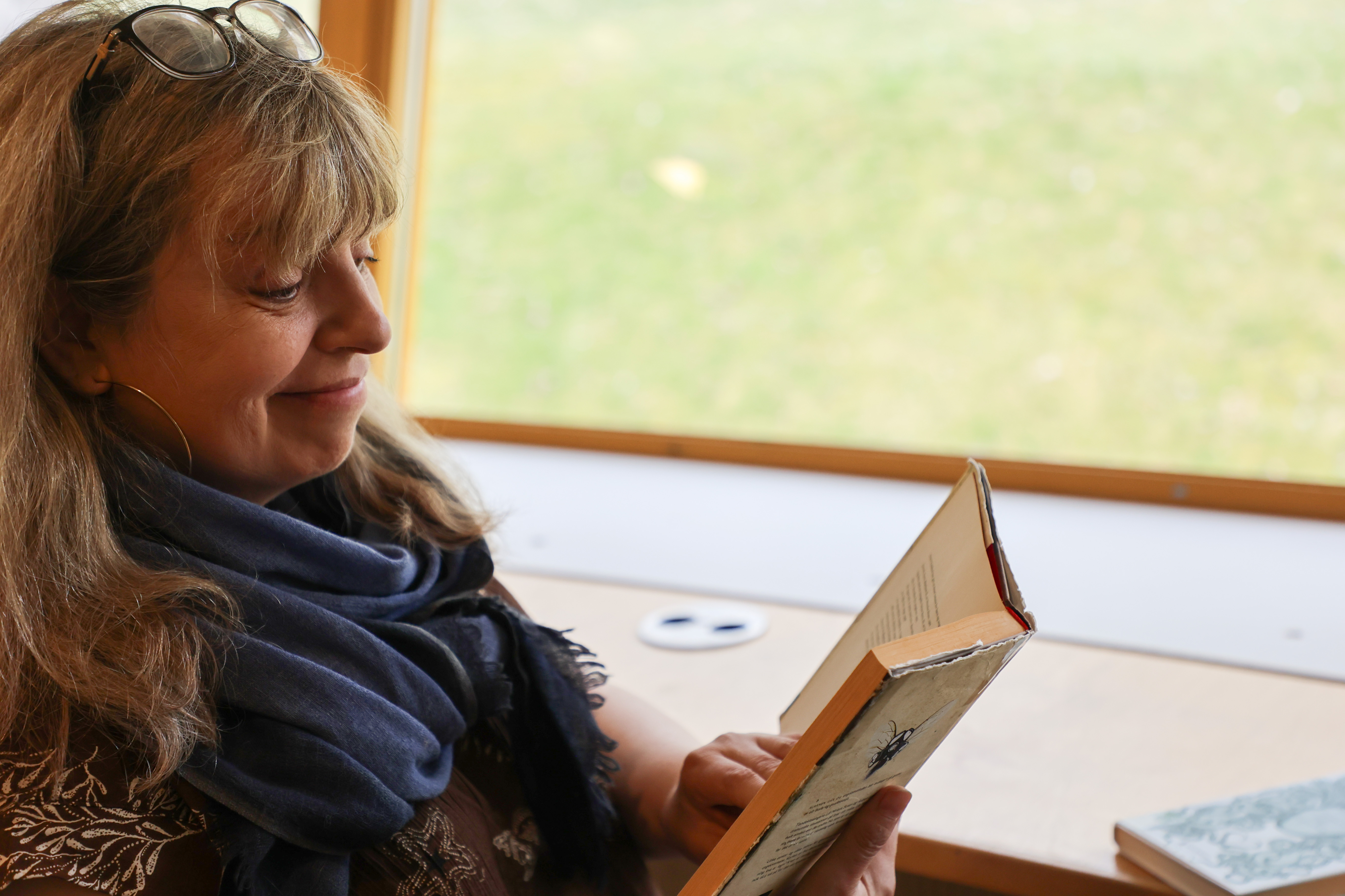 Dosent Marit Brekke les på biblioteket.