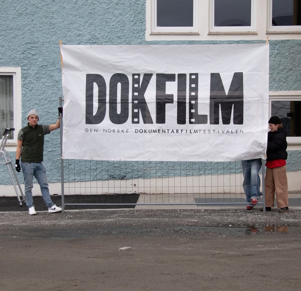 Niklas holder dokfilm-skilt