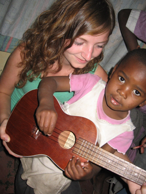 Ingrid_og_Kendy_med_ukulele_300