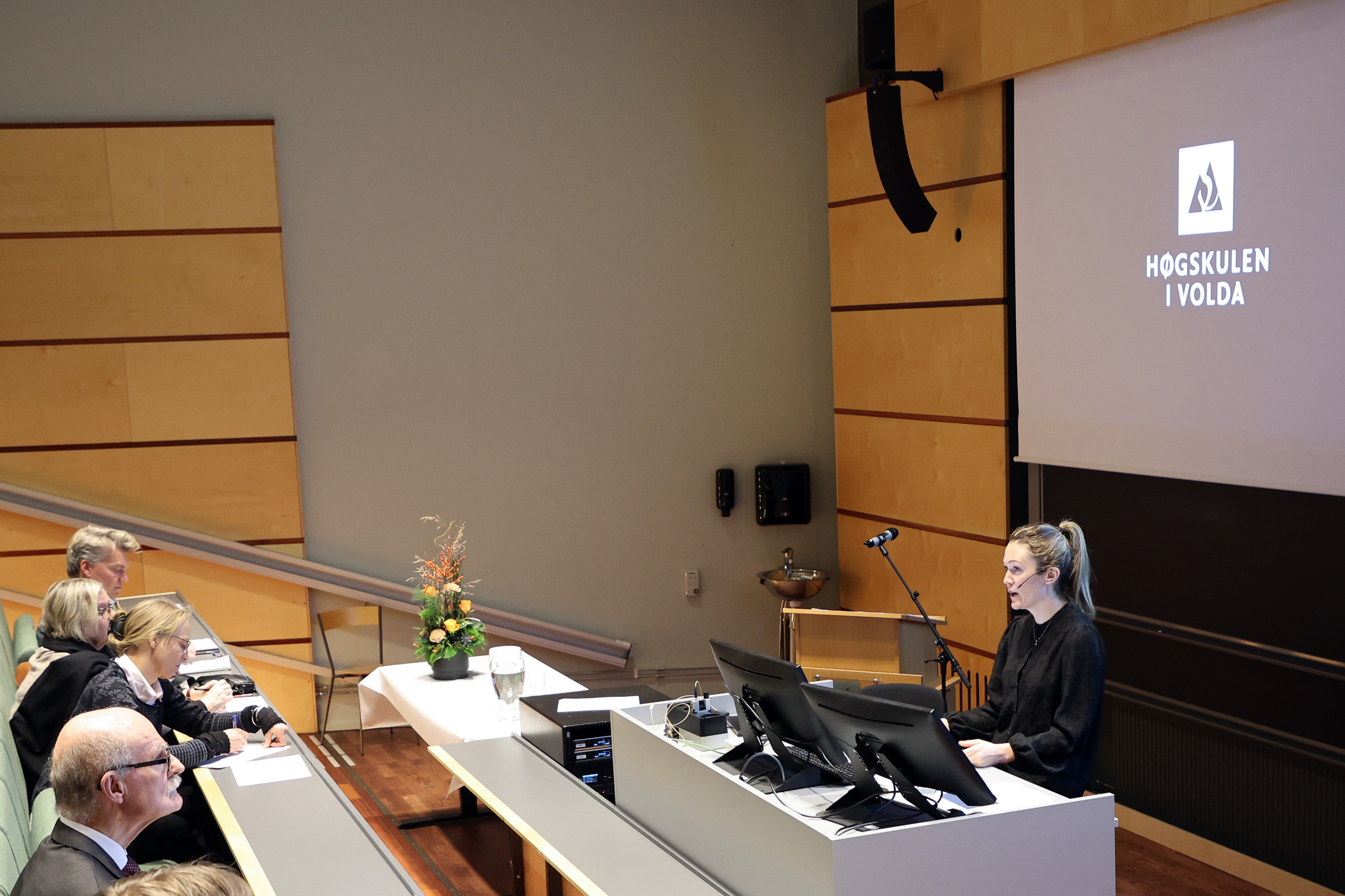 Elisabeth Busengdal under pr&oslash;veforelesinga.