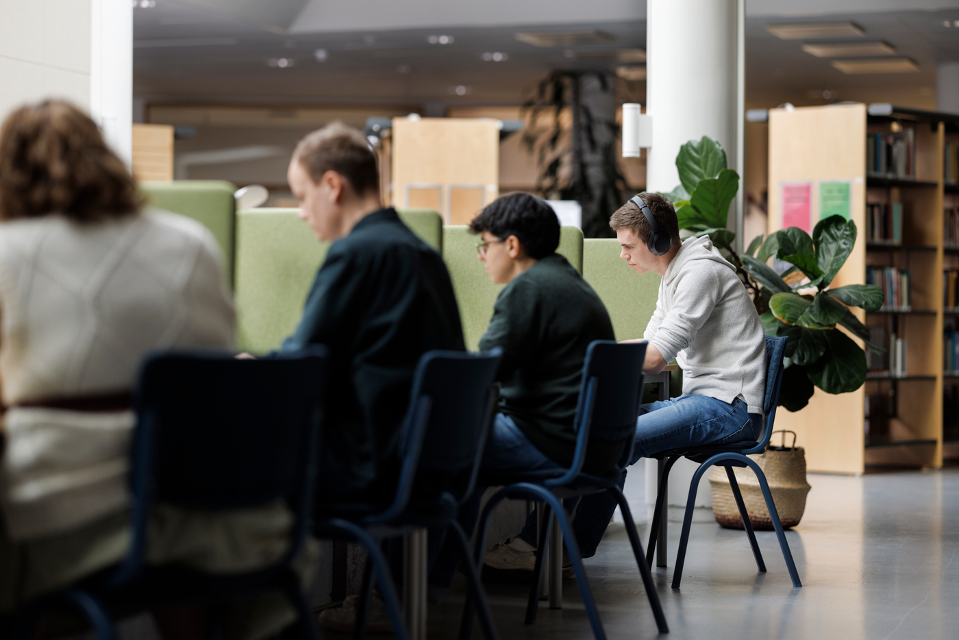 Studenter p&aring; arbeidsplasser i biblioteket