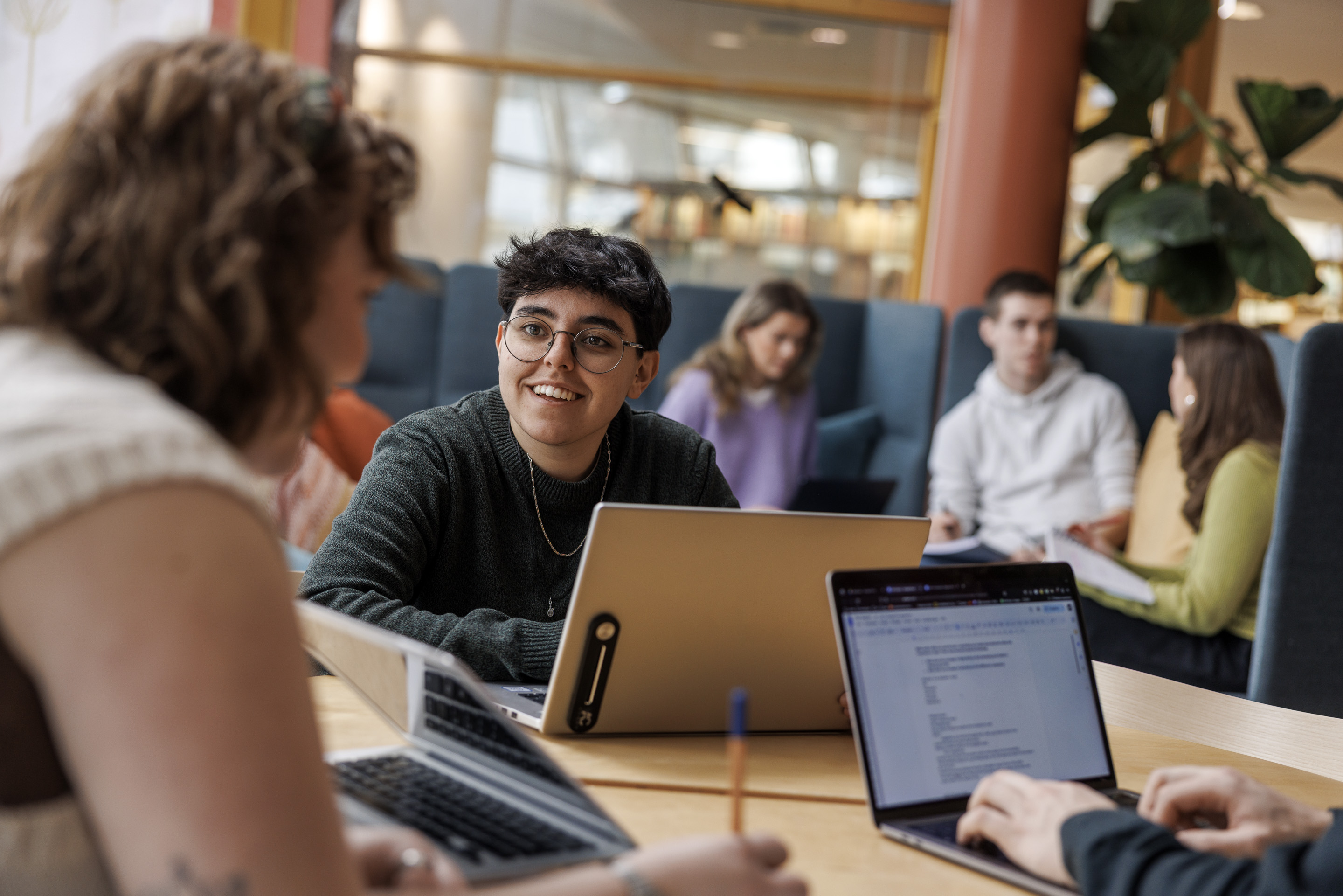 Studentar p&aring; biblioteket ved H&oslash;gskulen i Volda.