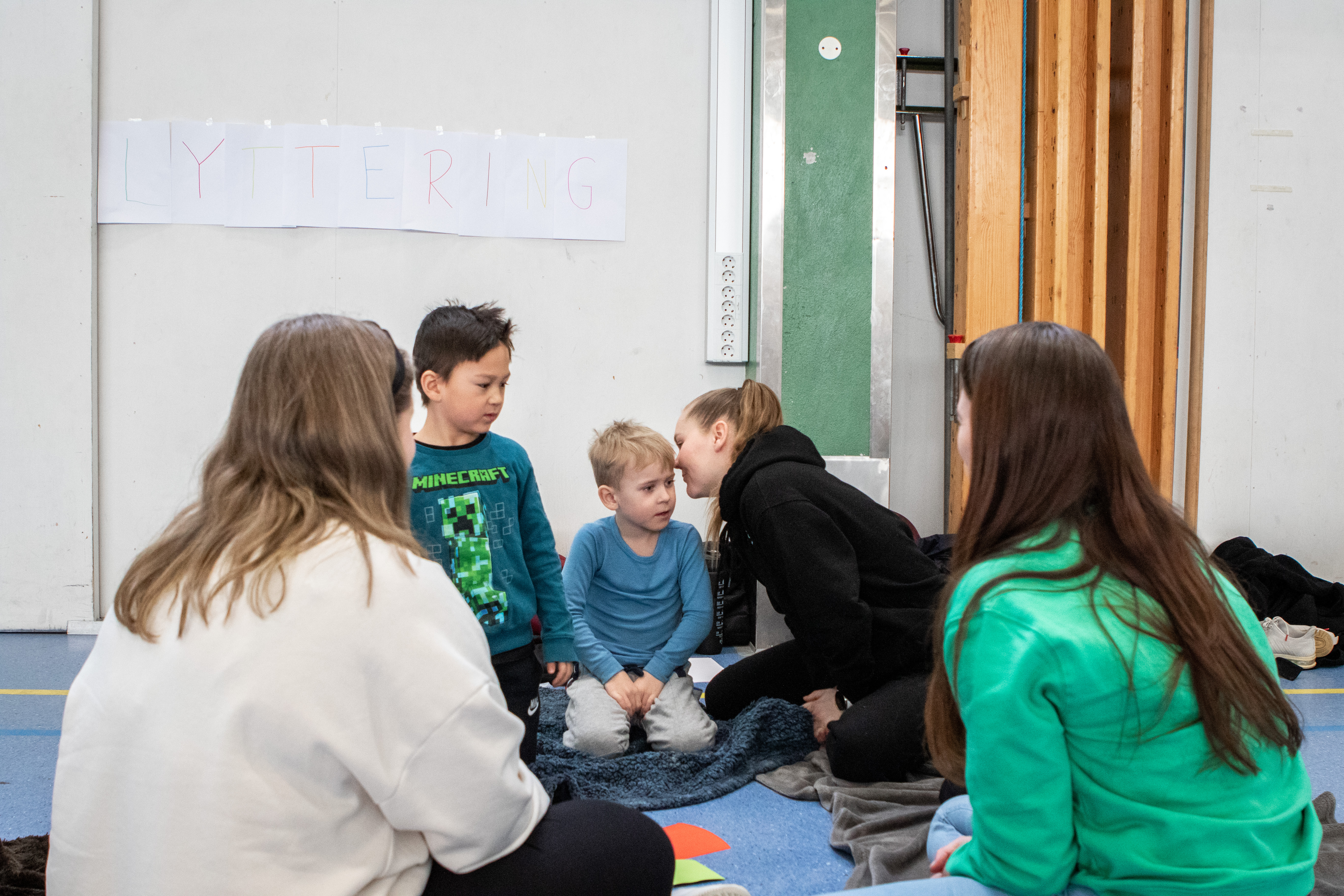 Barnehagel&aelig;rarstudentane har bokstavleikar med barnehagebarn