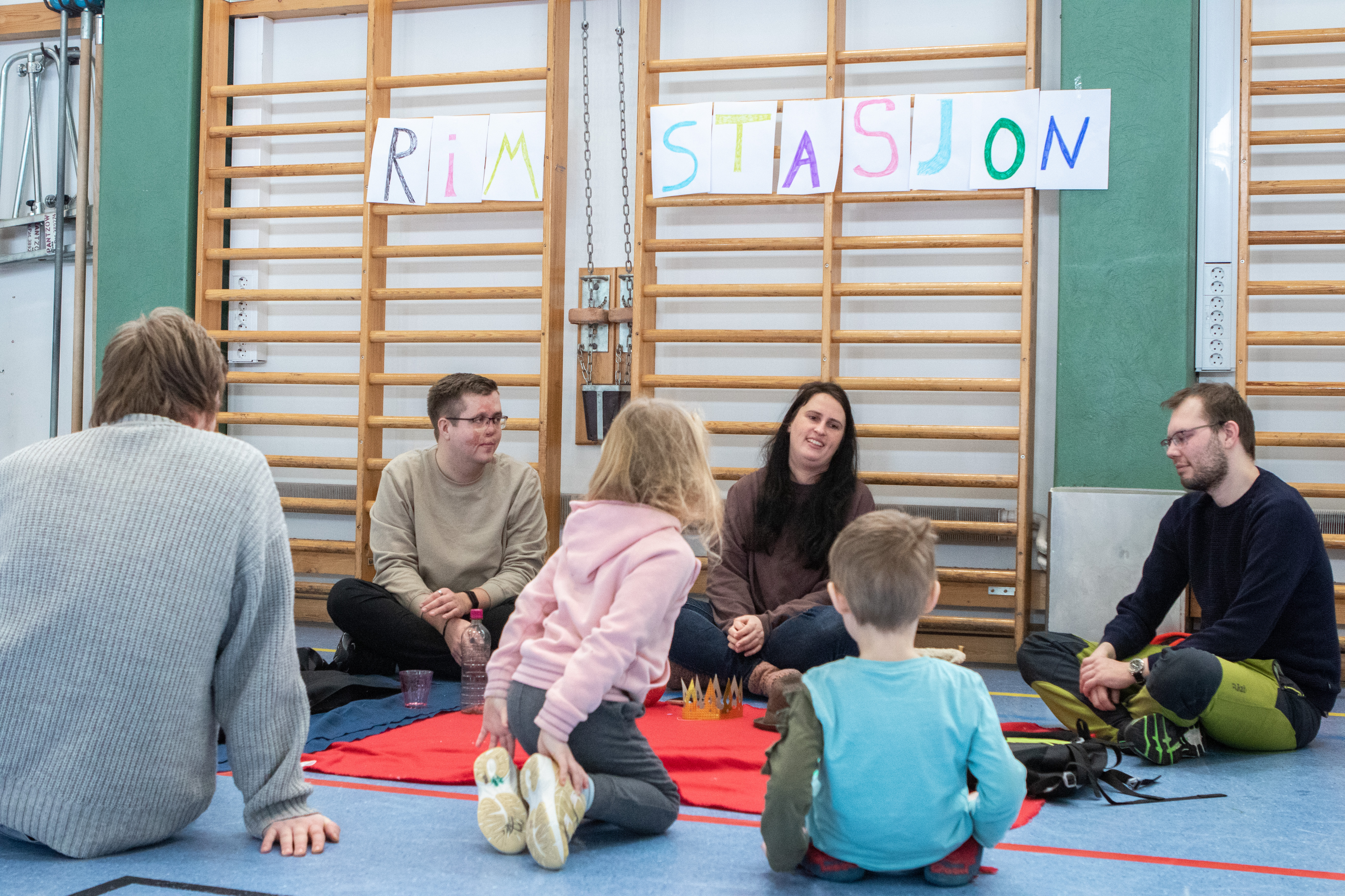 Barnehagel&aelig;rarstudentane har bokstavleikar med barnehagebarn