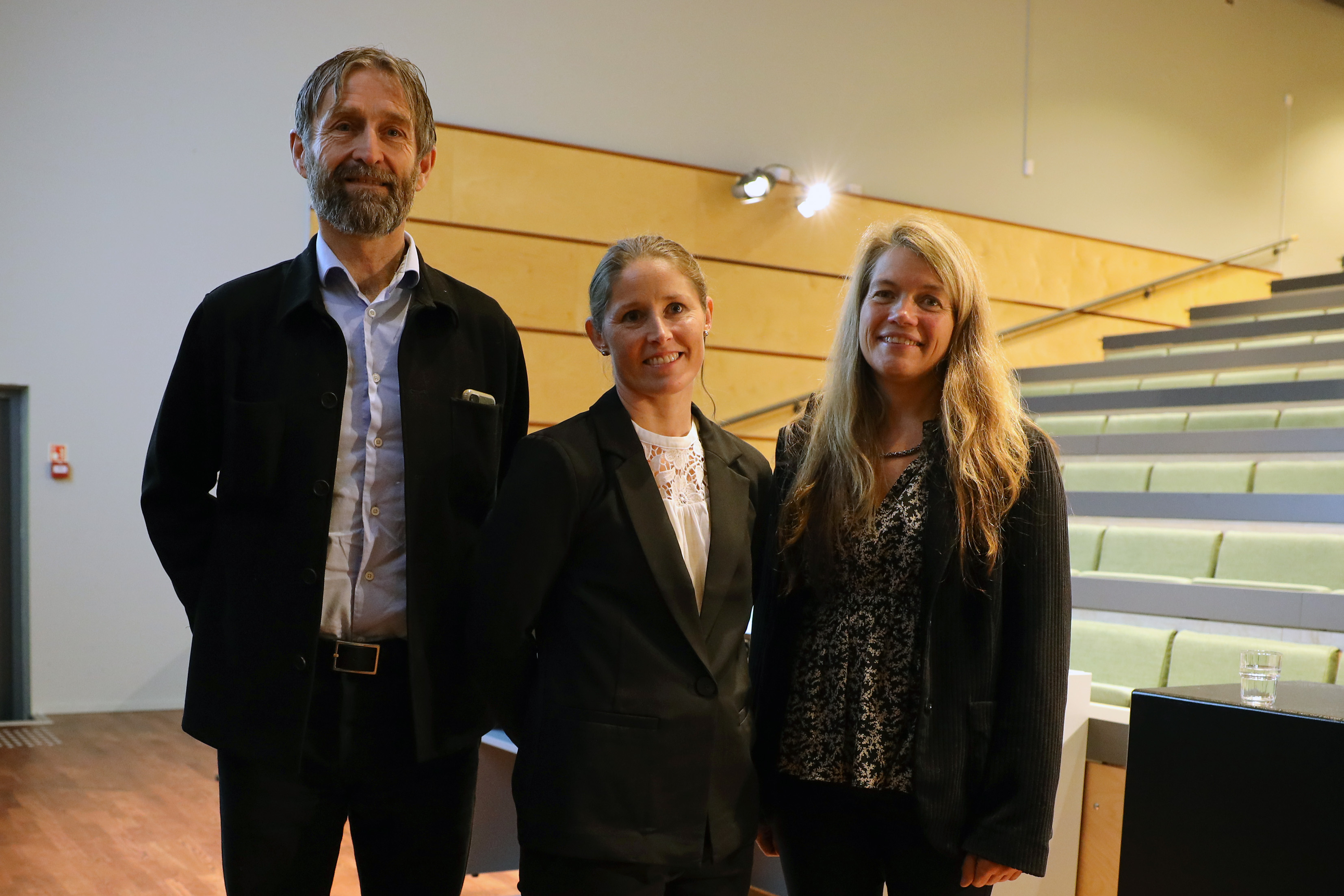 F.v.: hovudrettleiar Rune Johan Krumsvik (professor, UiB/HVO), doktorand Eli-Karin Sj&aring;stad &Aring;seb&oslash; og medrettleiar Helga Synnev&aring;g L&oslash;voll (professor, HVO).