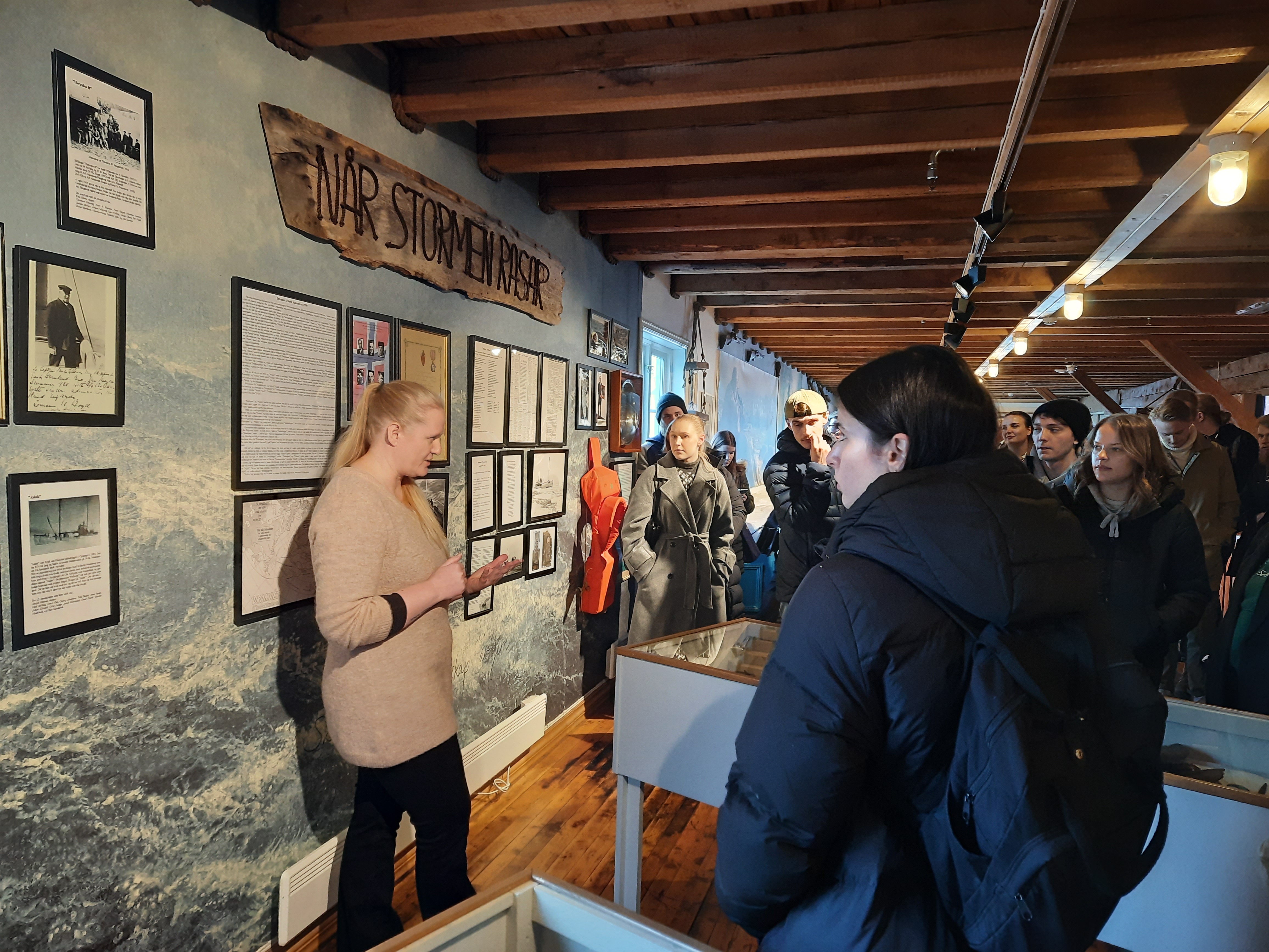 HVO-studentane p&aring; omvising hos Ishavsmuseet i Hareid kommune.