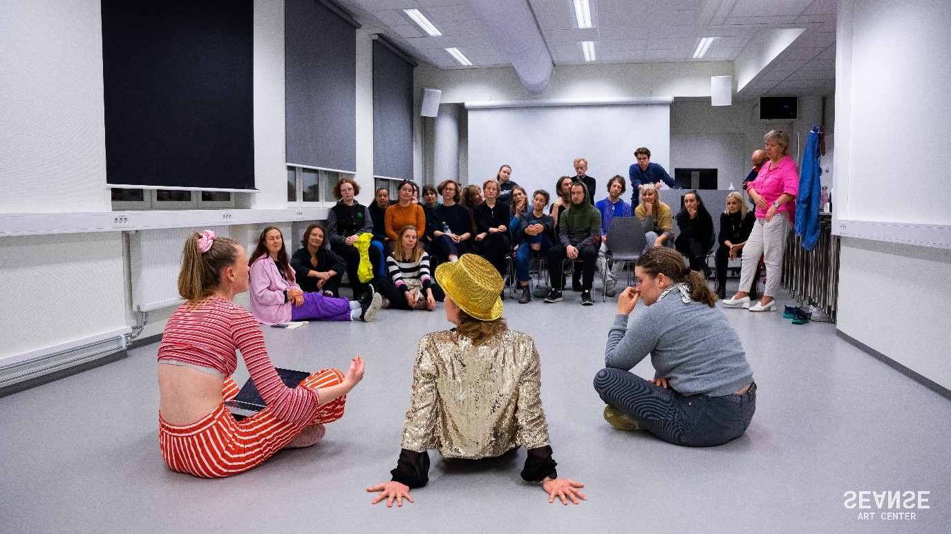 Frå kunstnaropphald 2022 og den store fantasitesten under tilbakemeldinga. Foto: Kristian Glomnes, Seanse.