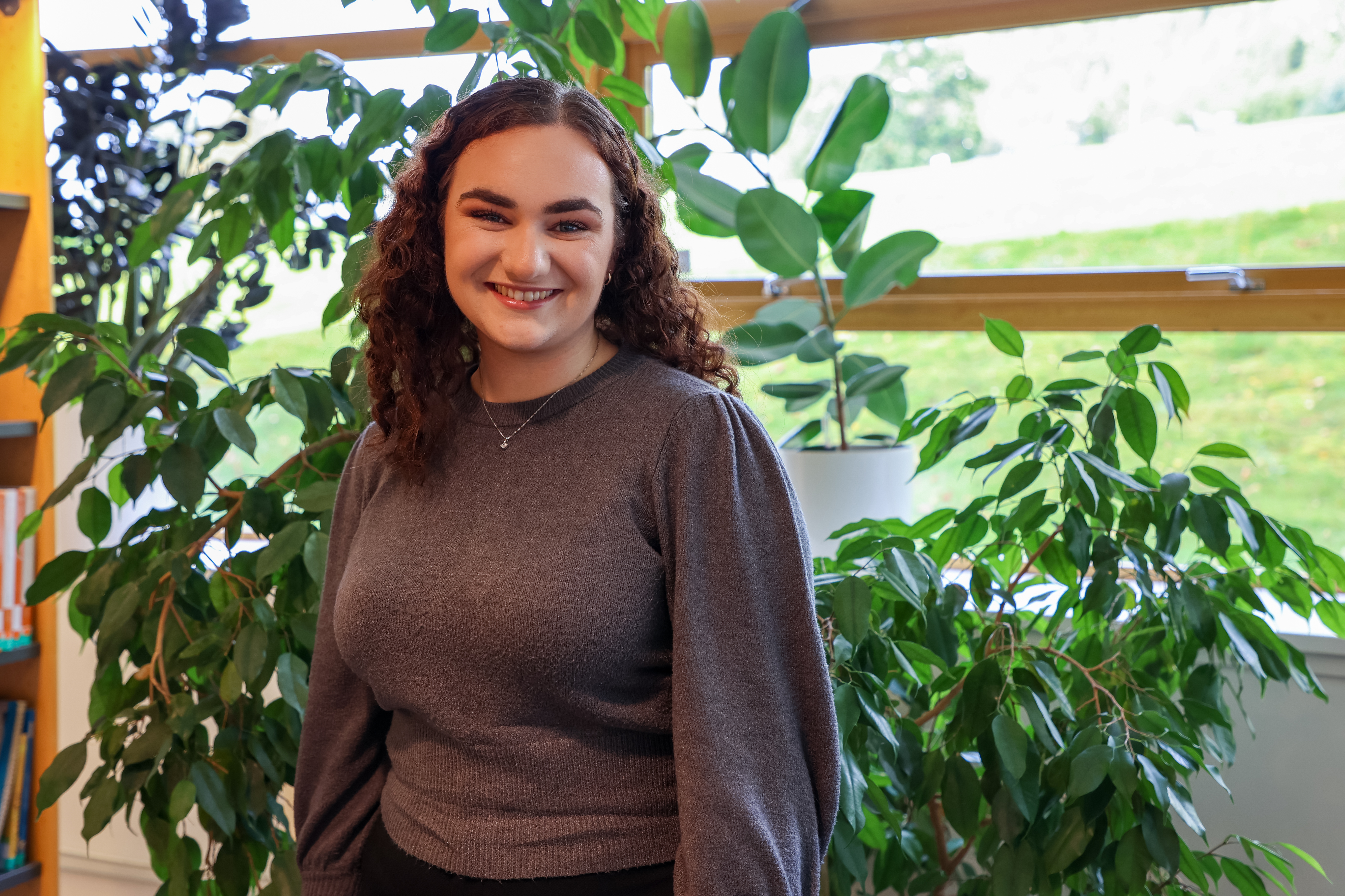 Linn Jeanette smiler p&aring; campus.