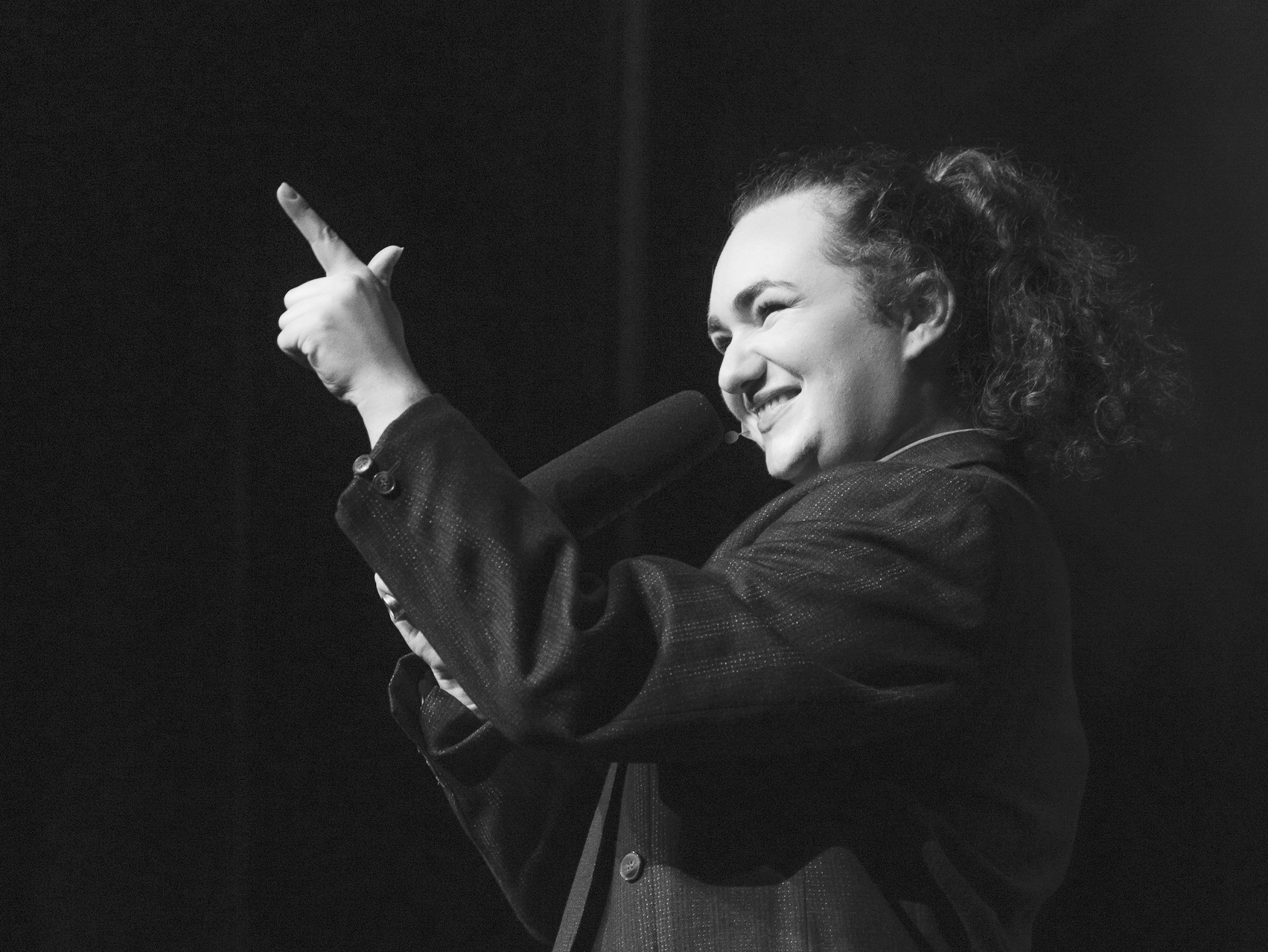 Linn Jeanette smiler p&aring; scena.