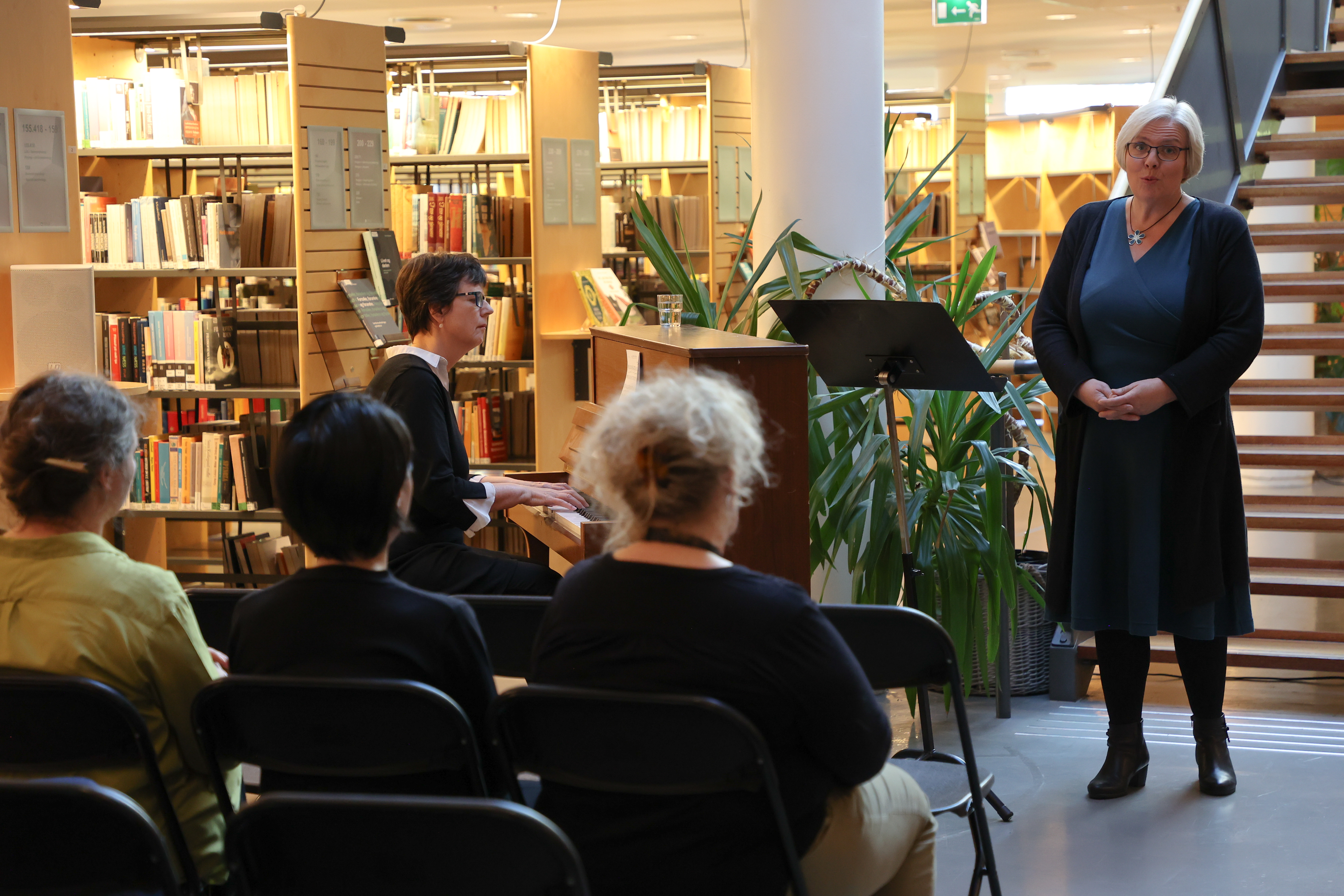 Ragnhild Engeset (song) og Elizabeth Anne Oltedal (piano).