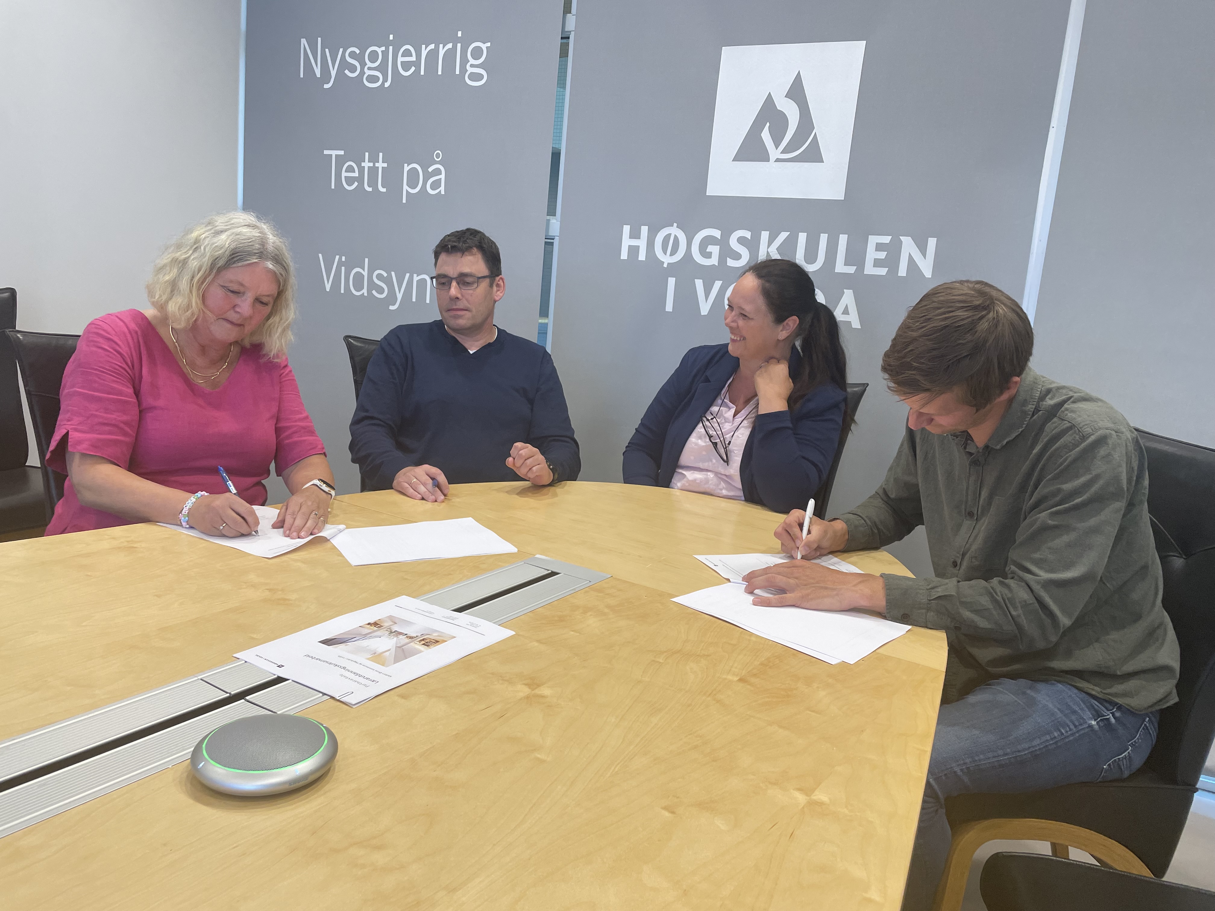 Rektor Else Lill Riise ved &Oslash;yra skule, H&aring;vard Strand ved Oppvekstavdelinga i Volda kommune, dekan Silje Ims Lied ved HVO og Eivind Patrick Hanevik, studieleiar for grunnskulel&aelig;rarutdanningane ved HVO.