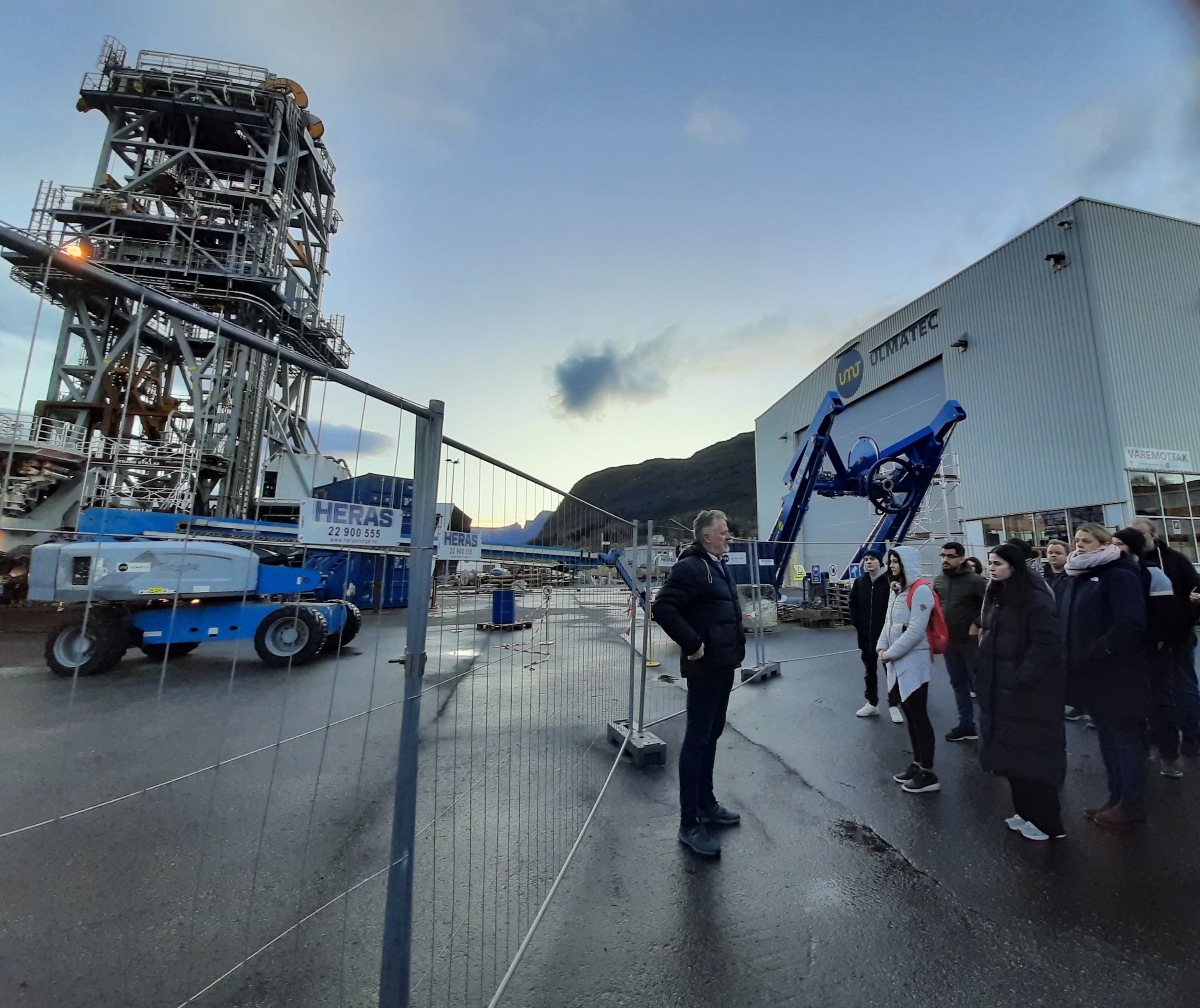 Studentar fr&aring; HVO p&aring; bes&oslash;k hos Ulmatec, november 2023.