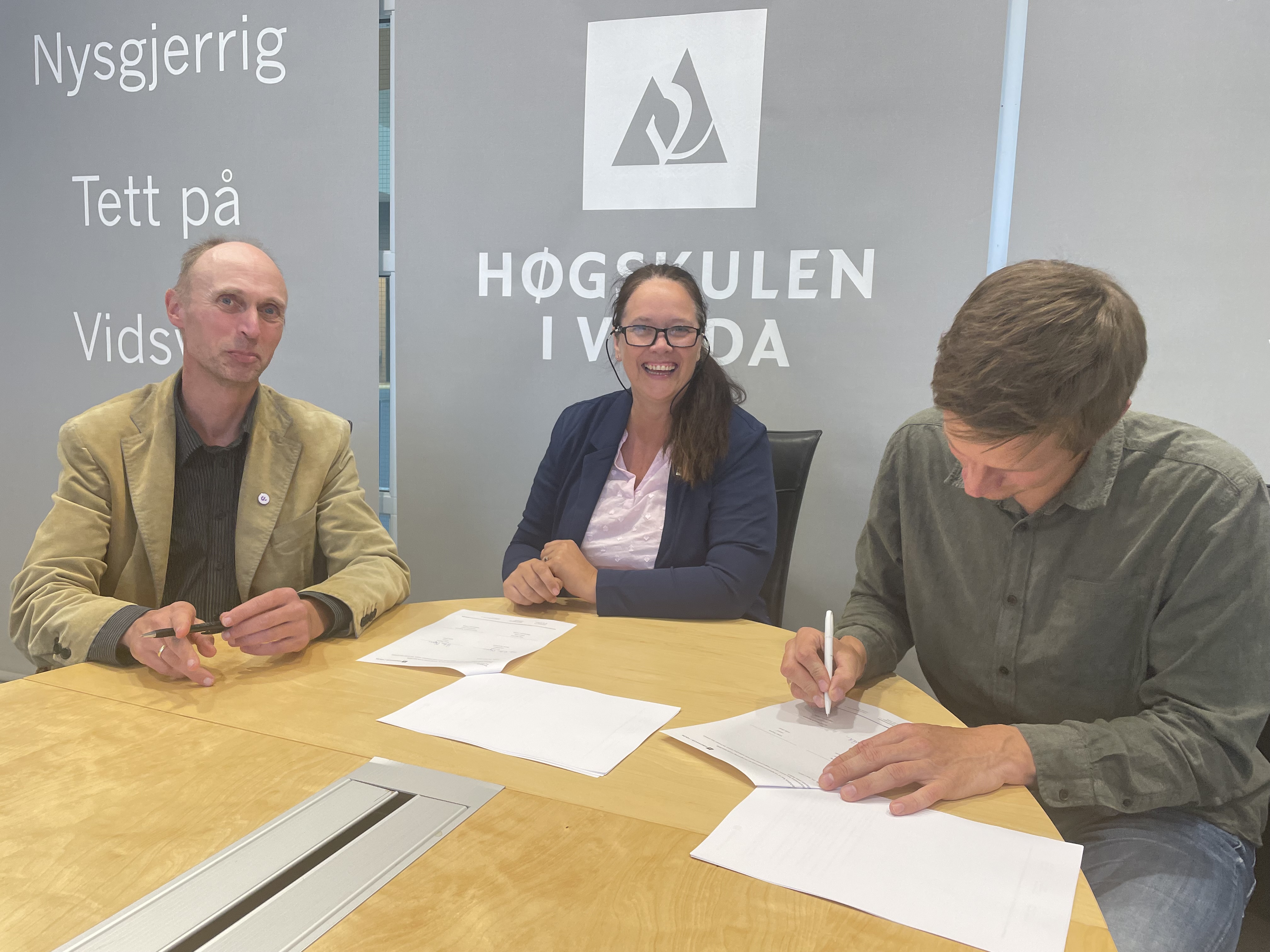 Rektor Vidar Nupen ved Velle skule, dekan Silje Ims Lied ved HVO og Eivind Patrick Hanevik, studieleiar for grunnskulel&aelig;rarutdanningane ved HVO.