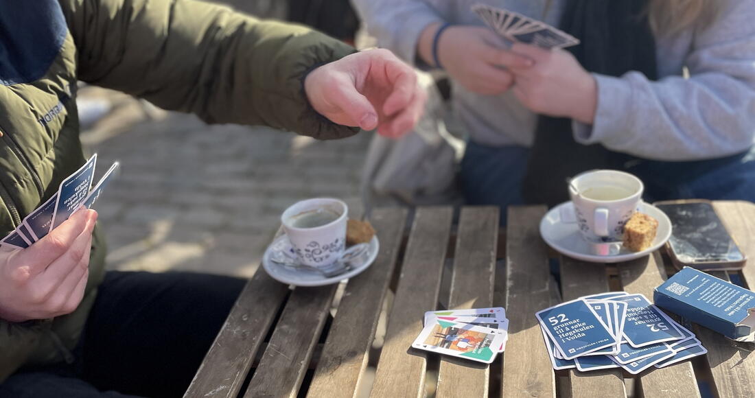 Spille kort p&aring; kafe