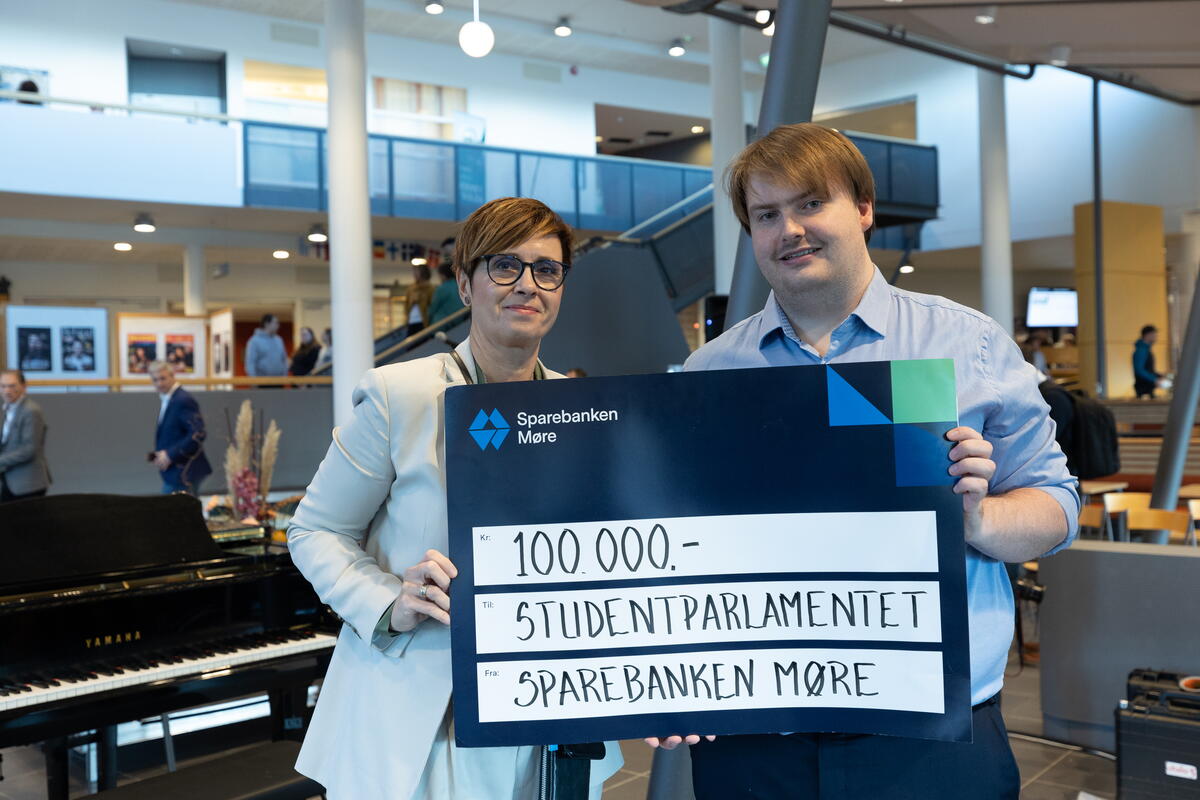Banksjef Hege Karete Hamre ved Sparebanken M&oslash;re, avd. Volda og Studentparlamentsleiar Trond-Fredrik Hoddevik