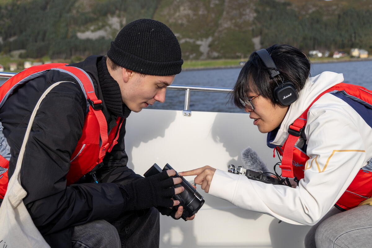 Masterstudenter i Volda lager film for Runde Forsking
