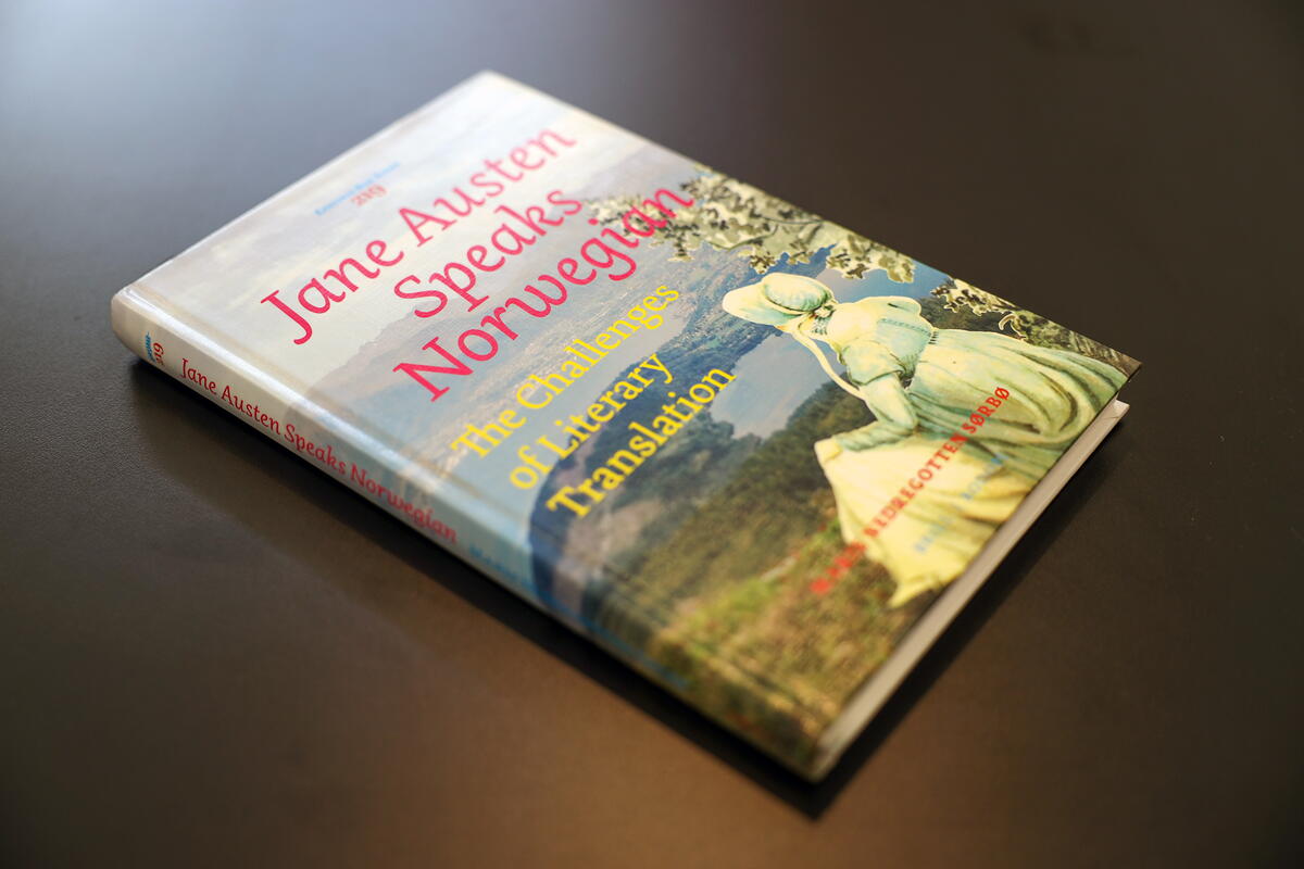 Omslaget til Marie Nedregotten S&oslash;rb&oslash;s andre monografi. Jane Austen p&aring; Helgehornet p&aring; omslaget.