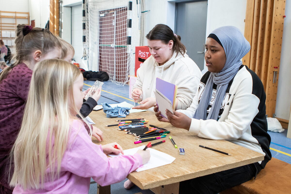 Barnehagel&aelig;rarstudentane har bokstavleikar med barnehagebarn
