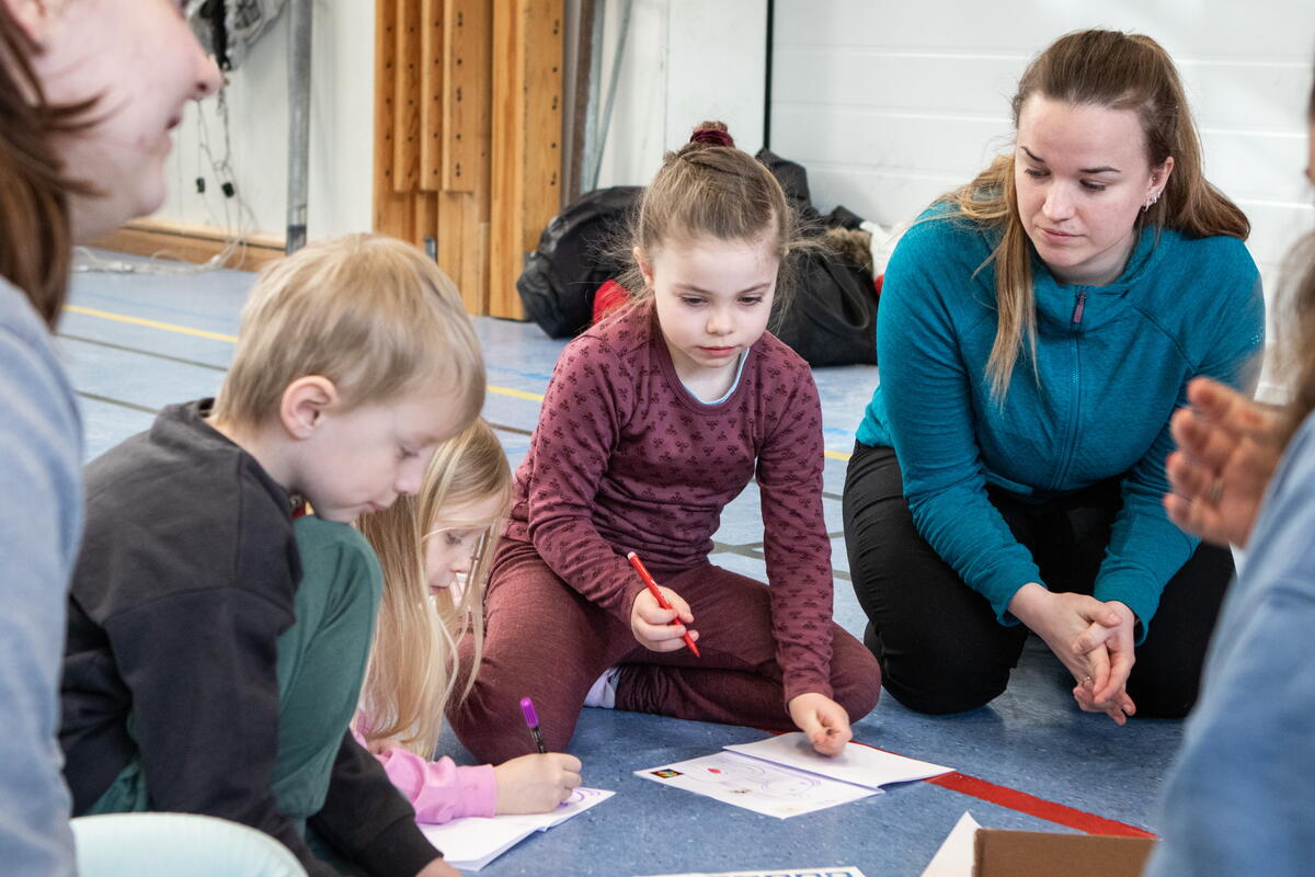 Barnehagel&aelig;rarstudentane har bokstavleikar med barnehagebarn