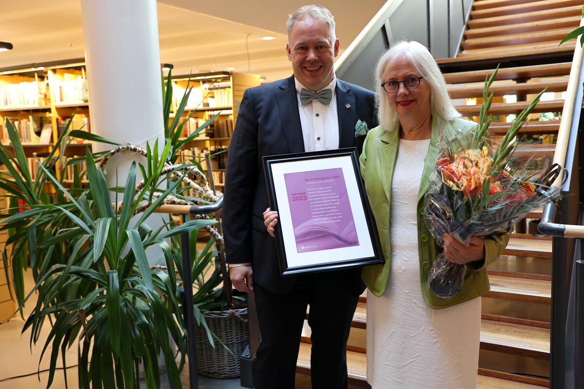 Rektor Odd Helge Mjellem Tonheim og FOU-prisvinnar Marie Nedregotten S&oslash;rb&oslash; i 2023.