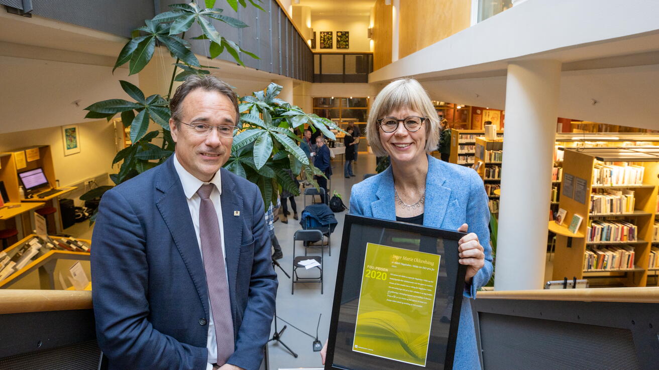 FoU-prisvinner Inger Marie Okkenhaug og rektor Johann Roppen FoU-prisvinner Inger Marie Okkenhaug og rektor Johann Roppen