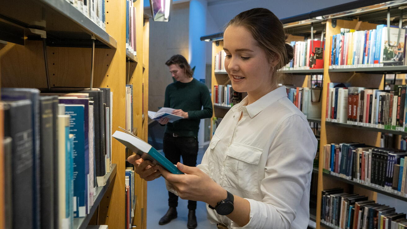 Student Ingrid på biblioteket.