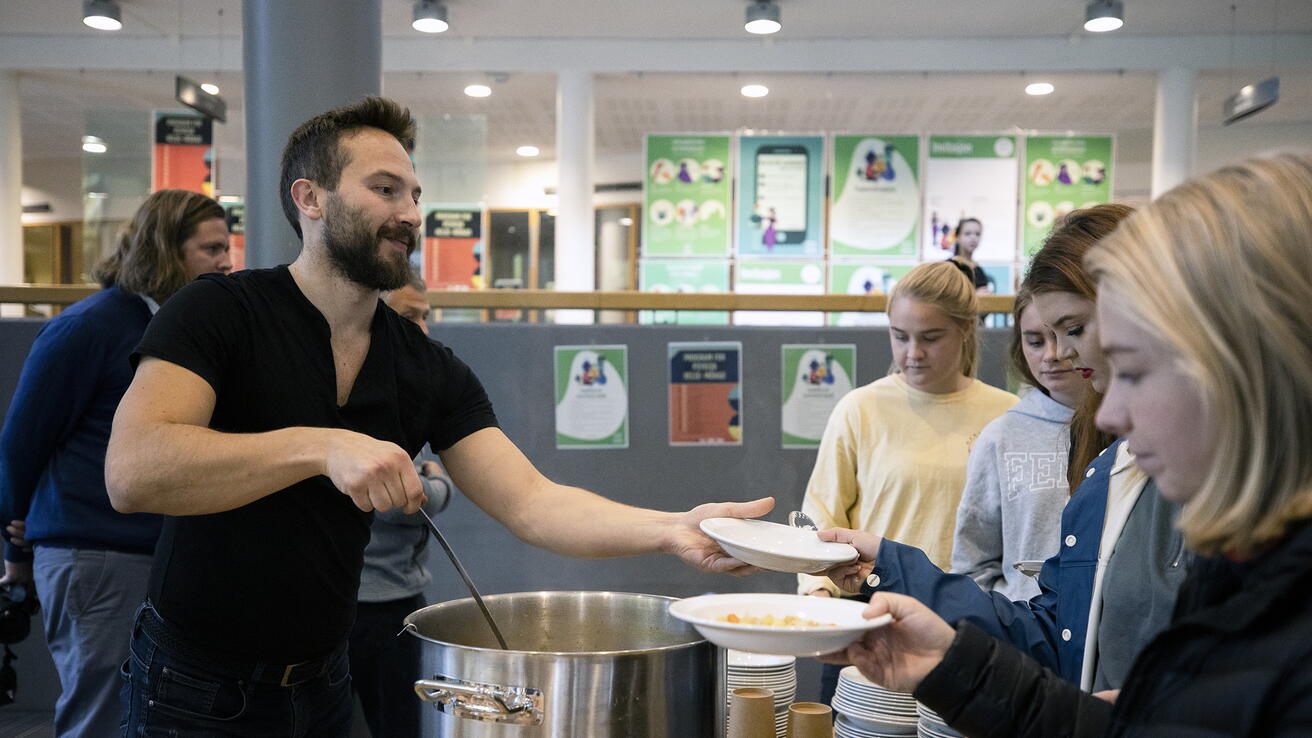 Gratis frukost Studentar får servert gratis frukost