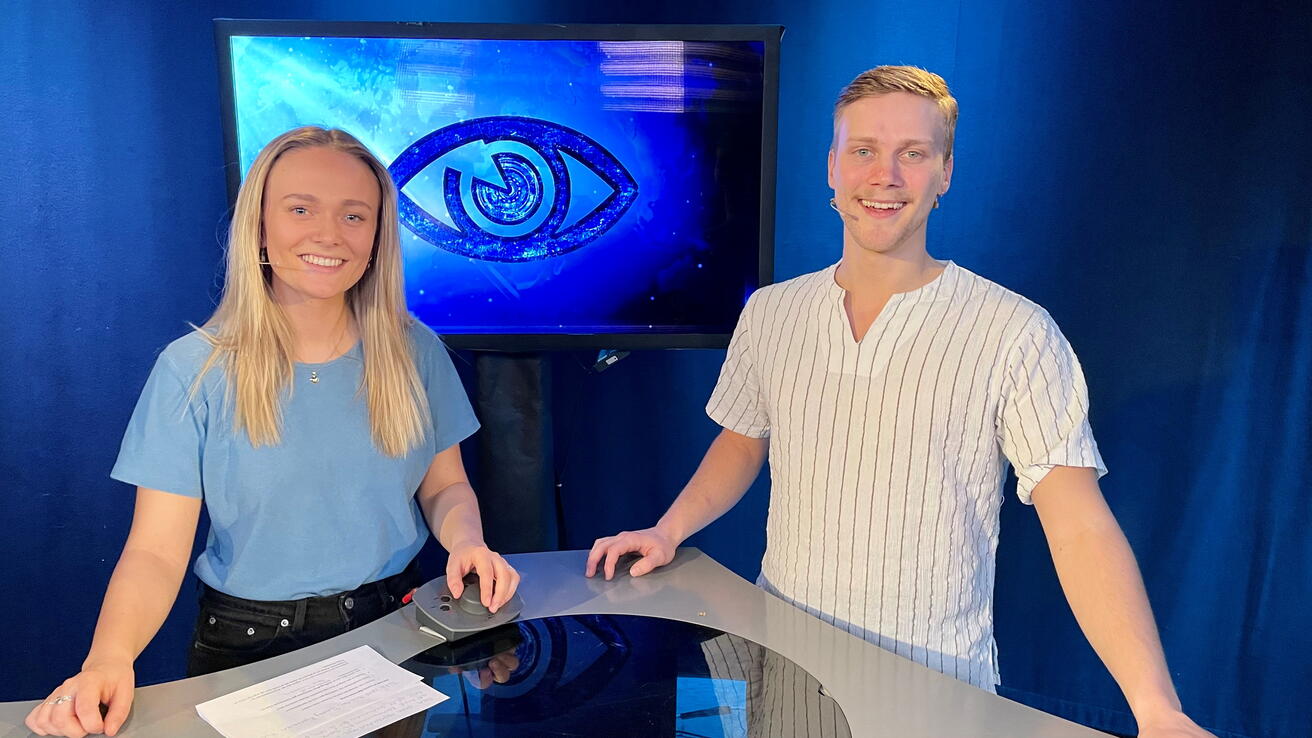 Stadig fleire vil studere journalistikk i Volda. Her er to av dei noverande studentane, Maja Backe Thomassen og Bård Sørø Olsen, i aksjon for Nærsynet under vinterens internpraksis.
