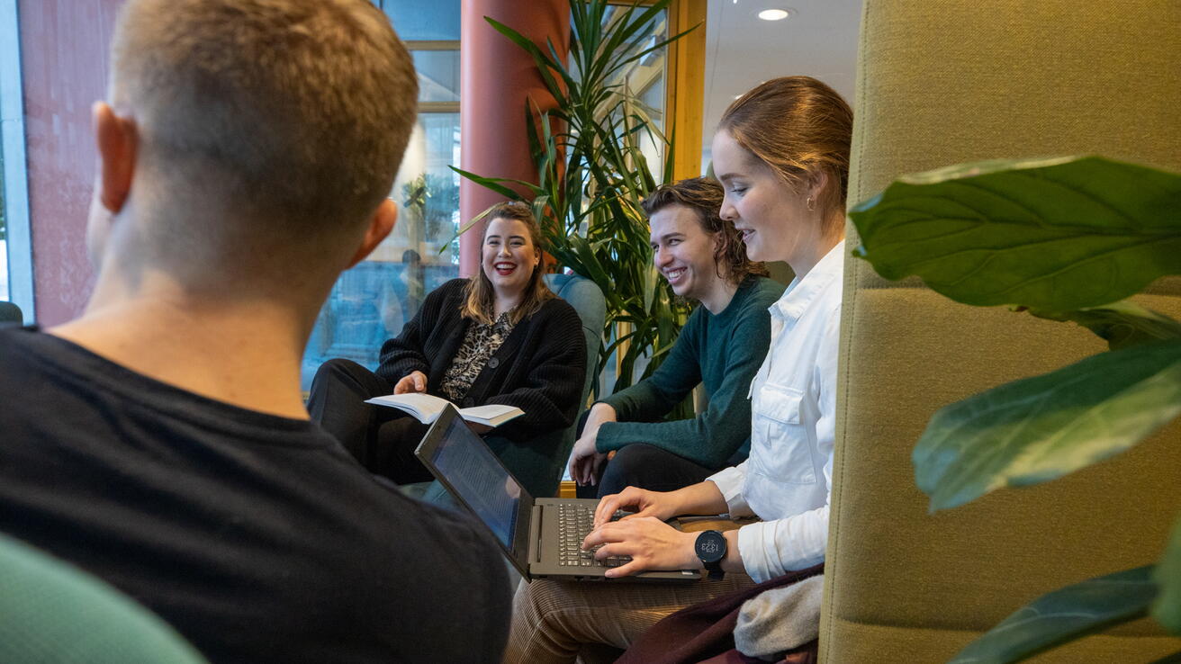 Studenter ved Høgskulen i Volda jobber på biblioteket
