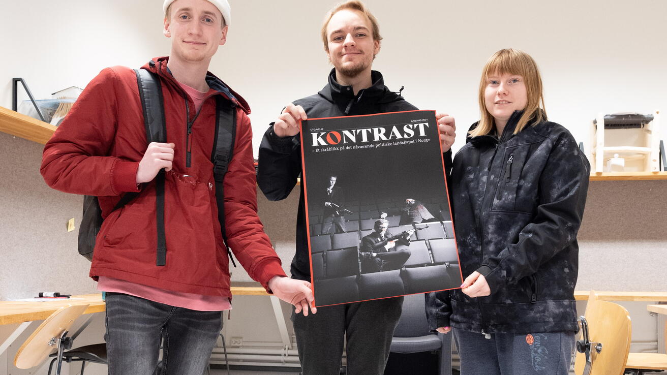 Studentene viser fram magasinforside