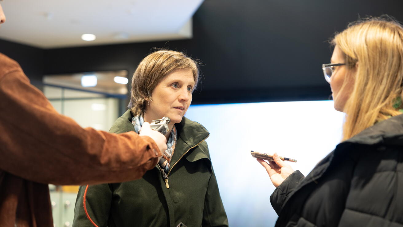 Praksisstudenter i journalistikk fikk intervjue statsråd Kjersti Toppe