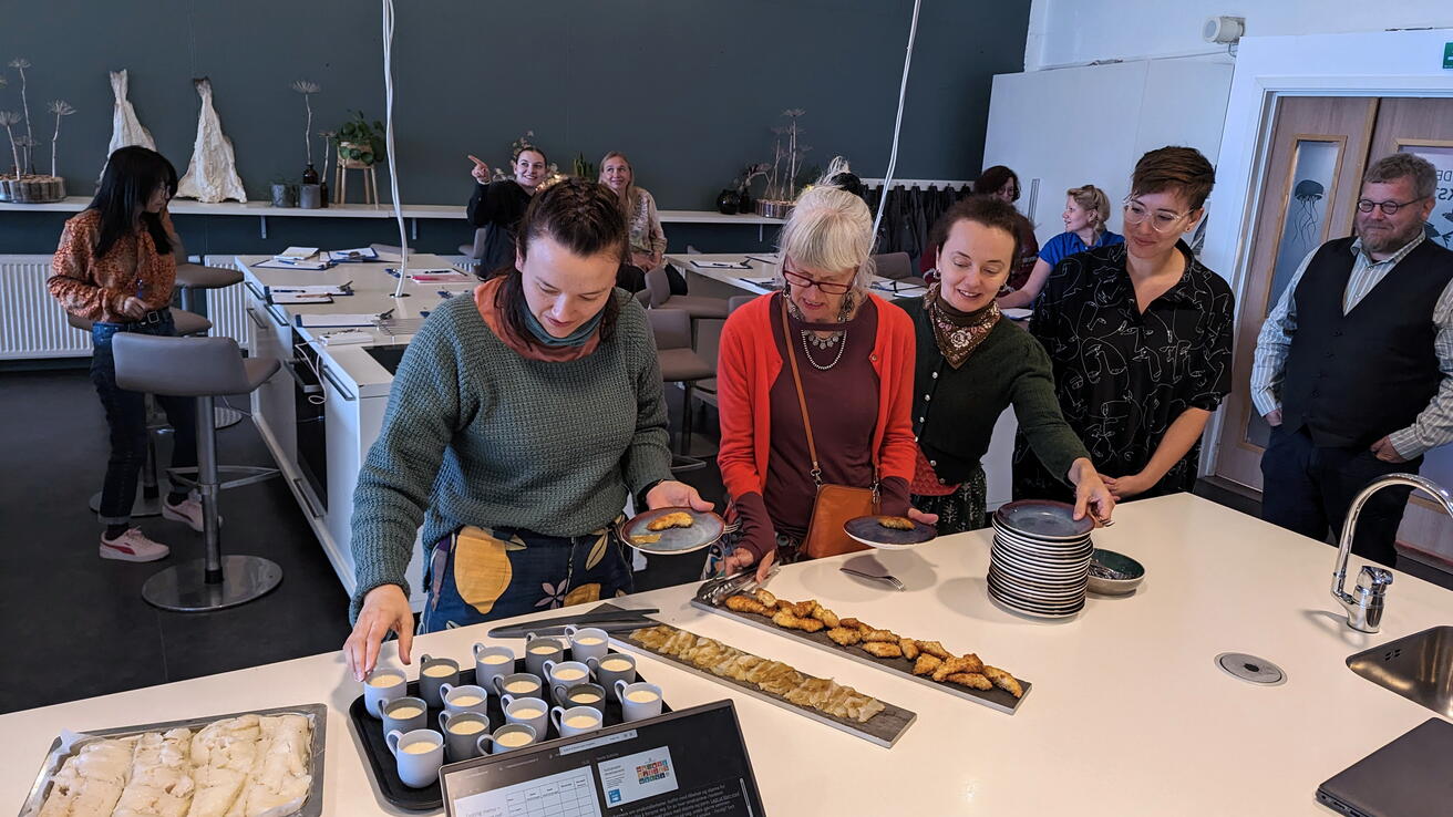 Luktseminar_Utforskende verkstedaktivitet om smak og bærekraft. Luktseminardeltakere på utforskende verkstedaktivitet om smak og bærekraft.